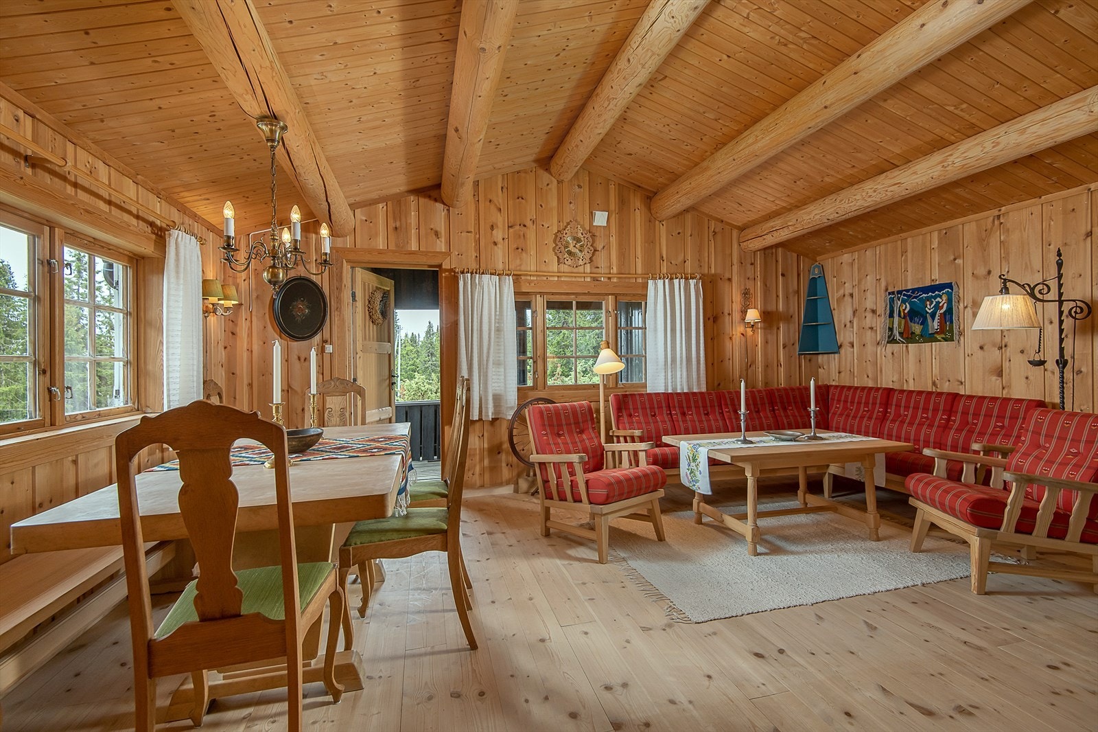 Videre føres du inn i hyttas lune, men samtidig luftige stue. Galleribilde