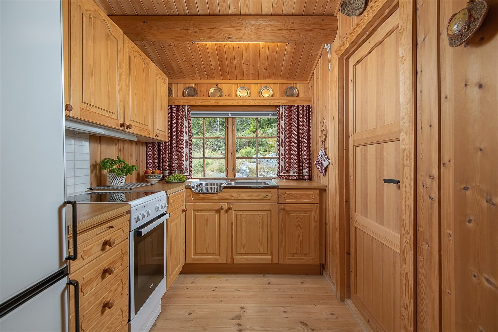 Normalt godt utbygd med under- og overskap i rommet. Galleribilde