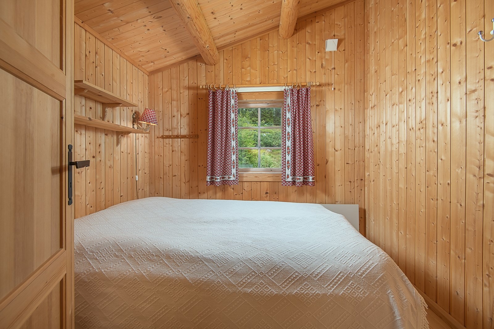 Boligen har til sammen 3 gode soverom. Soverom 1 er innredet med dobbeltseng. Galleribilde