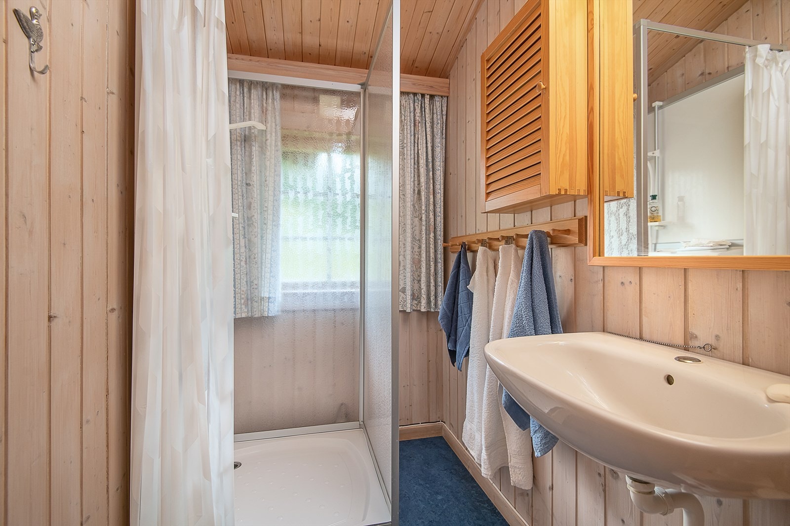 Bod-rom innredet med dusj og servant. Galleribilde