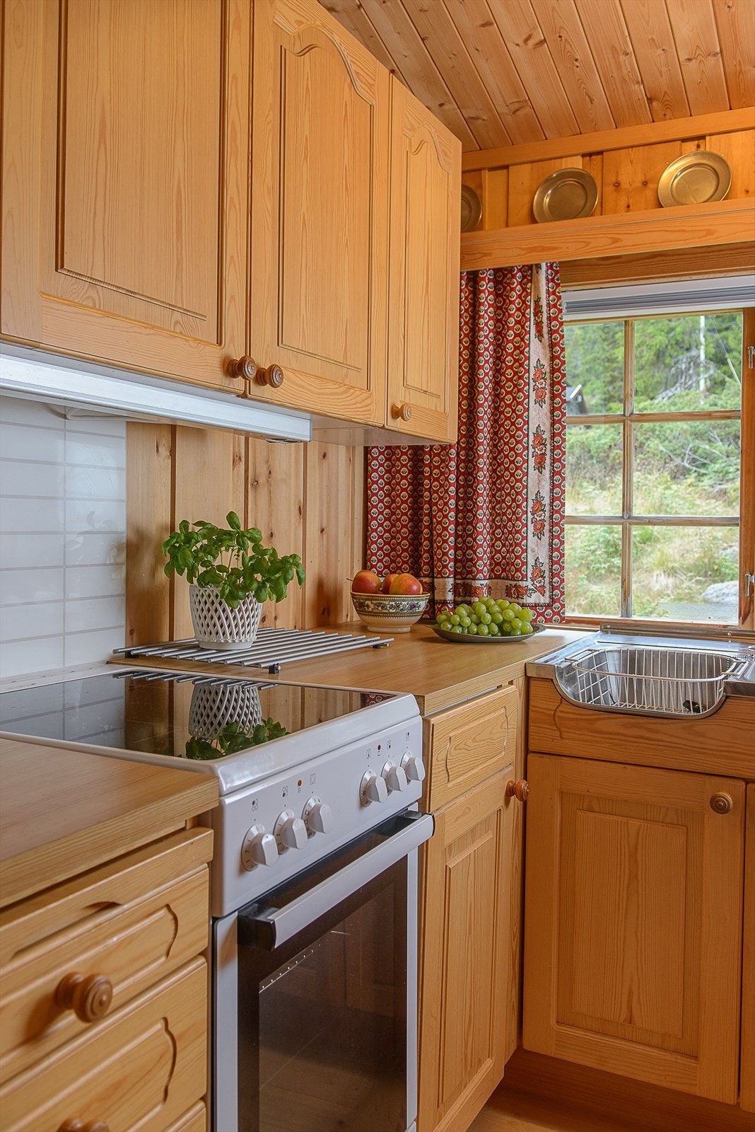 Plass til hvitevarer som komfyr og kjøle/fryseskap i rommet. Galleribilde