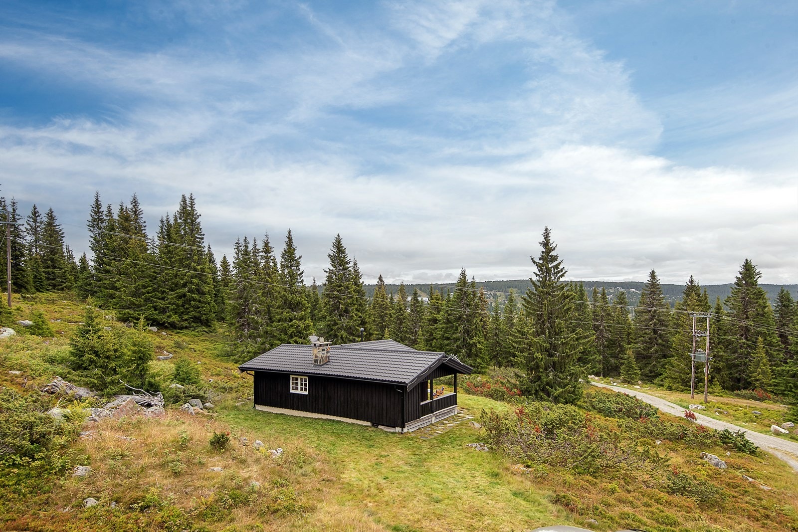 Eiendommen ligger i Grøtåsen hyttefelt. Et populært og naturskjønt hytteområde øst for sentrum på Nordseter. Galleribilde