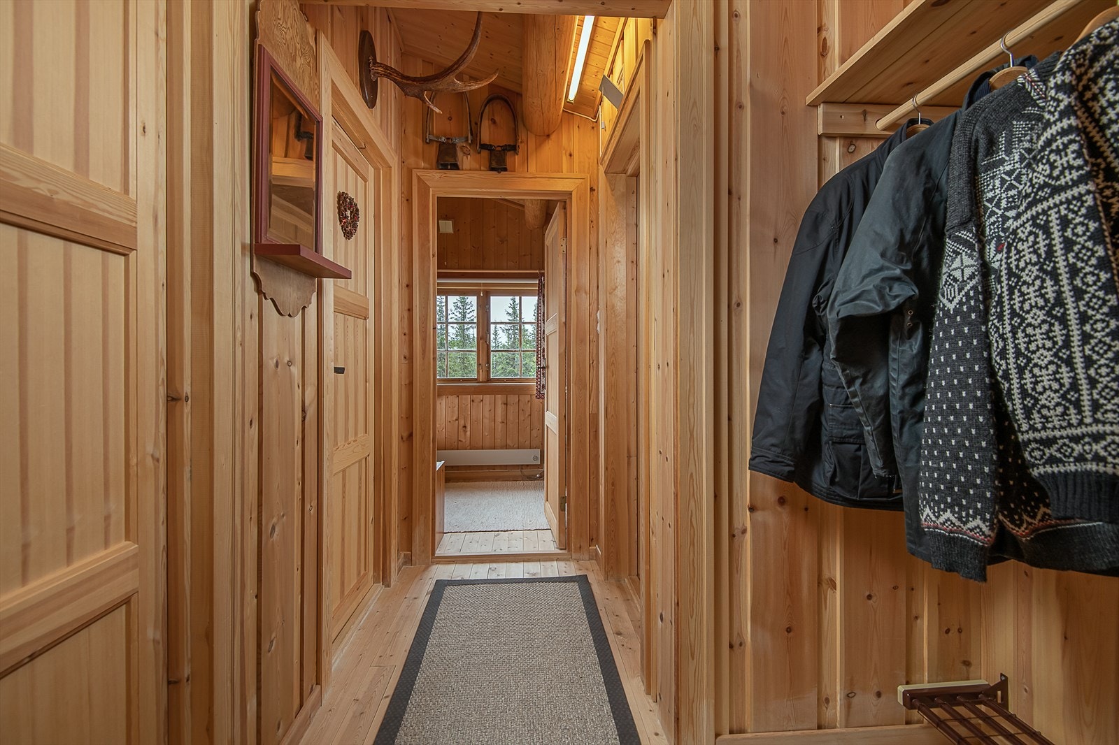 Her med skohylle og oppheng i hendig nisjeløsning. Galleribilde