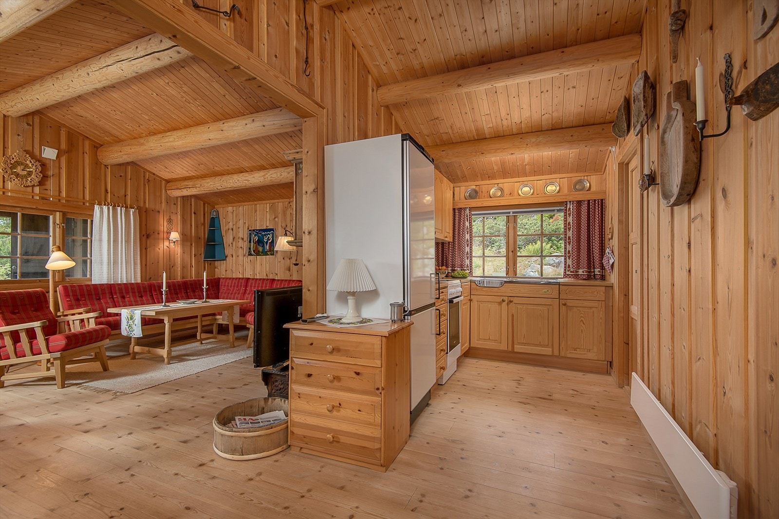 Pent og praktisk kjøkken i klassisk hyttestil. Galleribilde