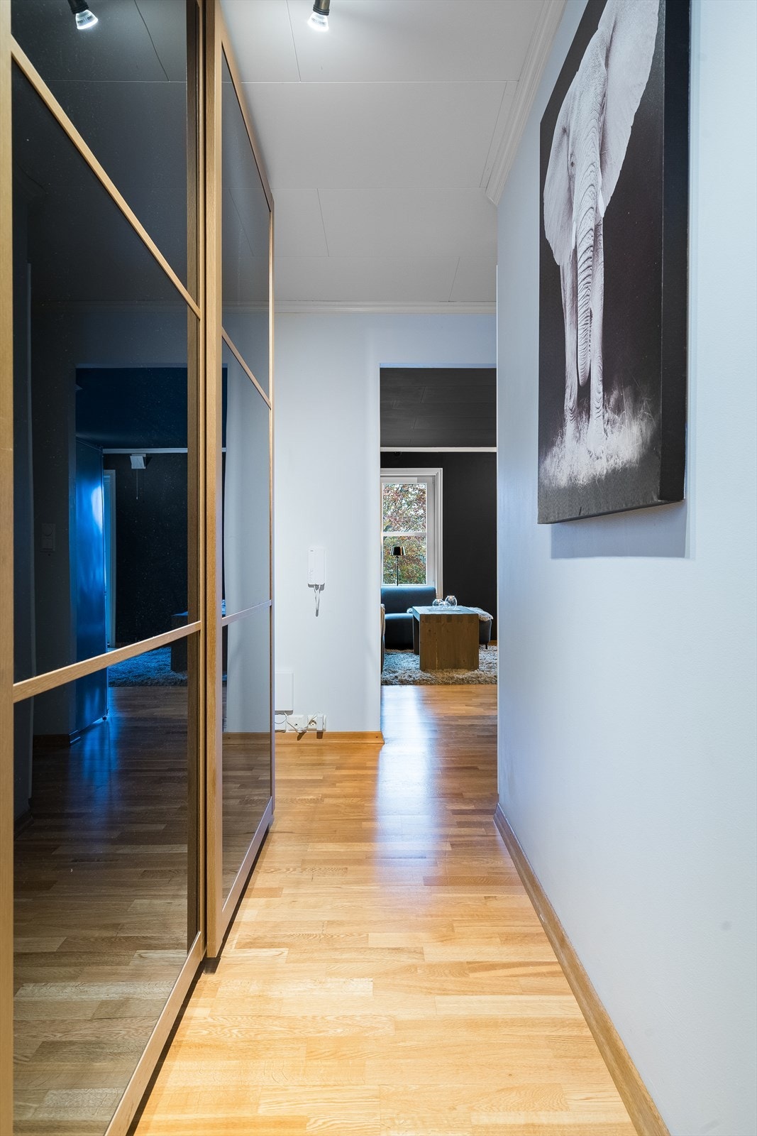 Entrè med romslig garderobe. Galleribilde
