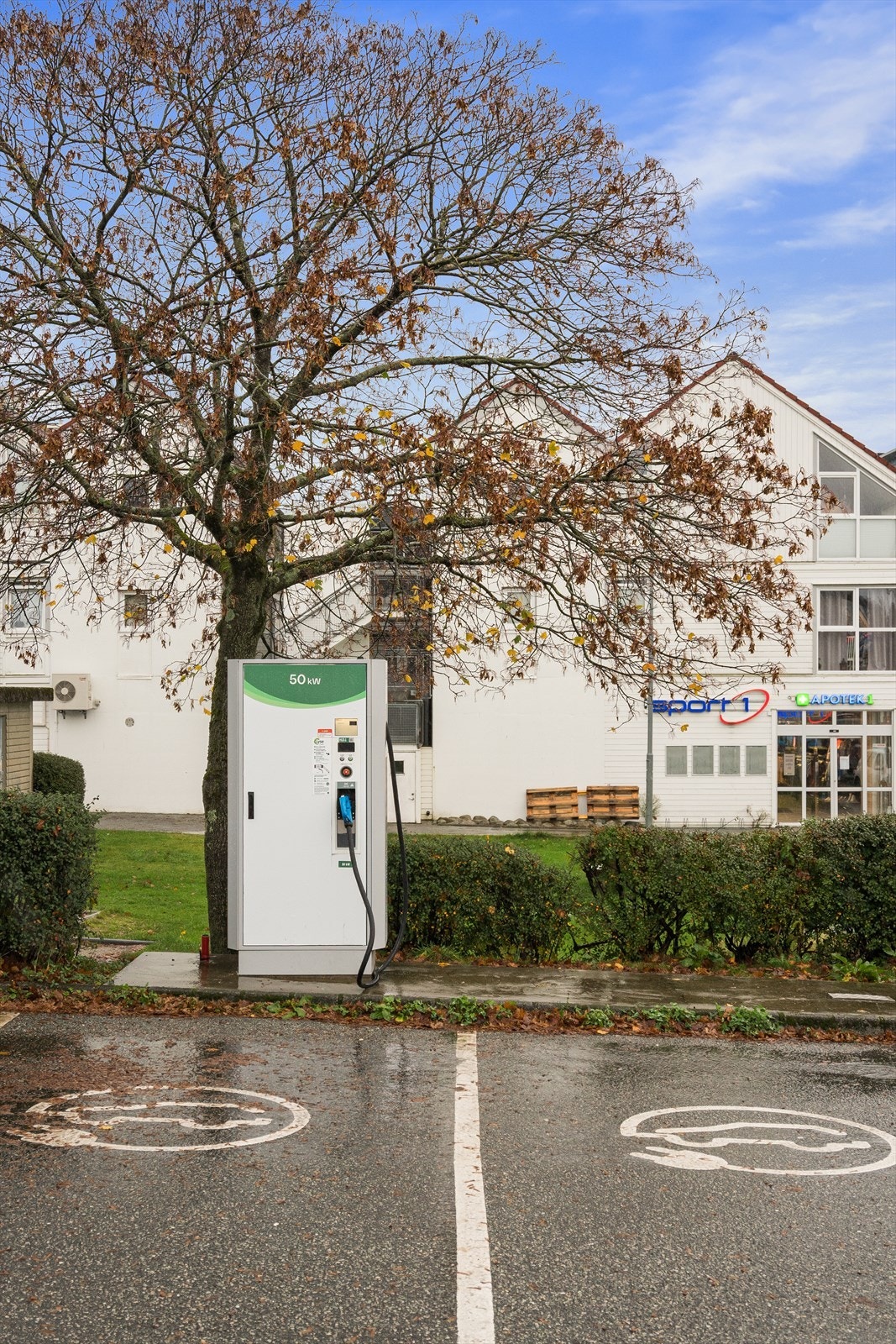 Gateparkering etter områdets bestemmelser. Området har ladepunkter med hurtiglading. Galleribilde