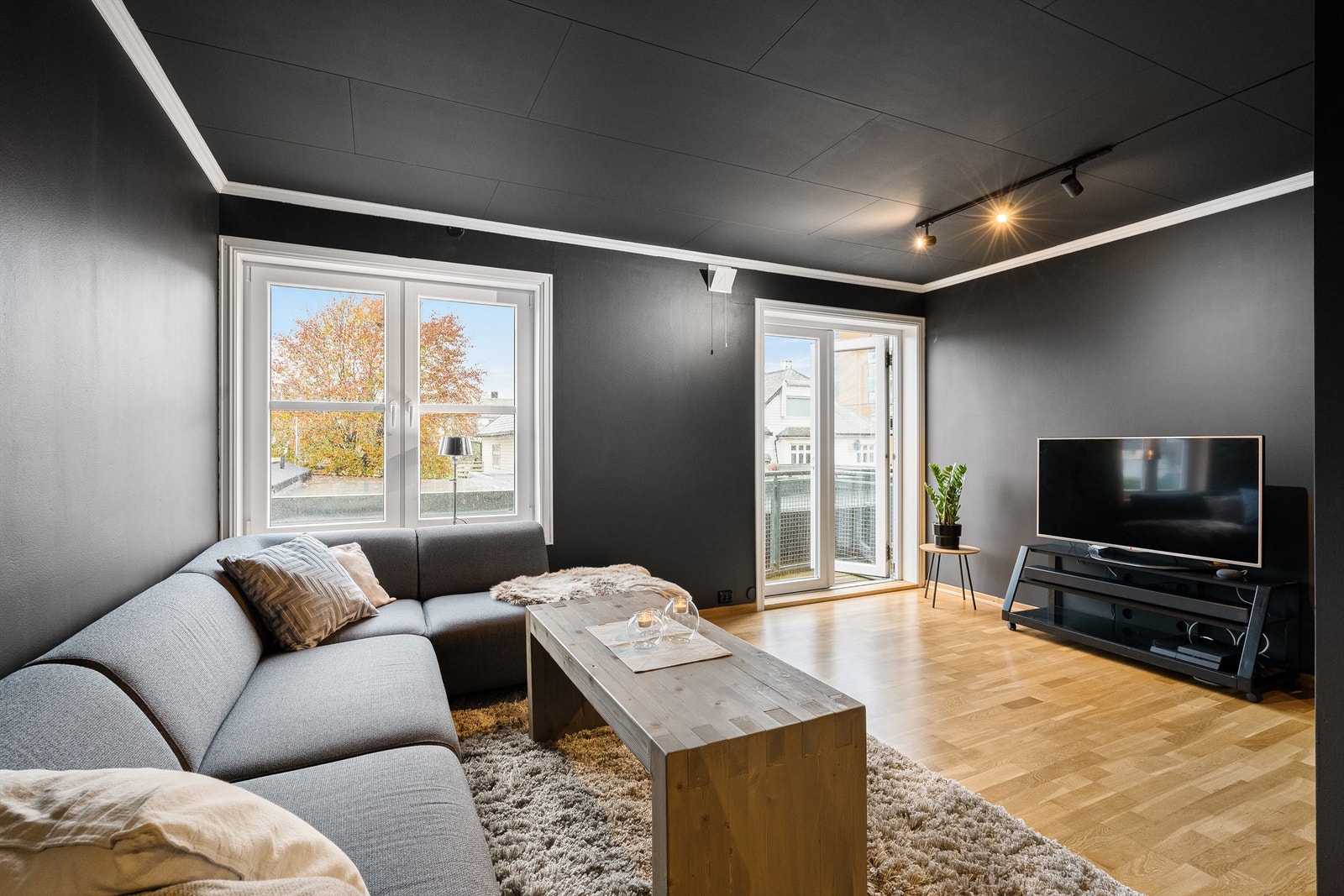 Gjennomgående parkett på gulv. Galleribilde
