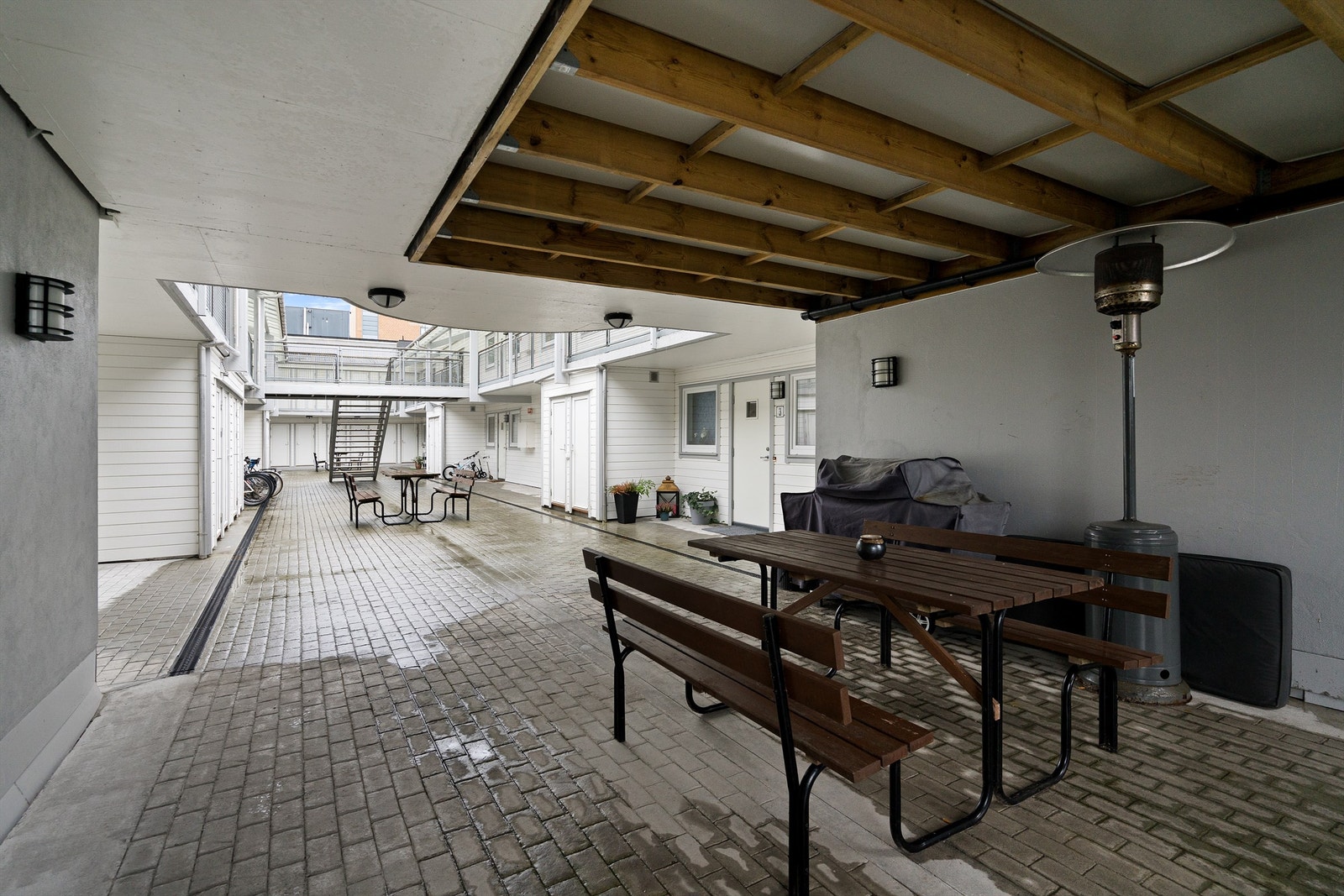 Kjekt oppholdsområde for beboerne i felles atrium. Galleribilde