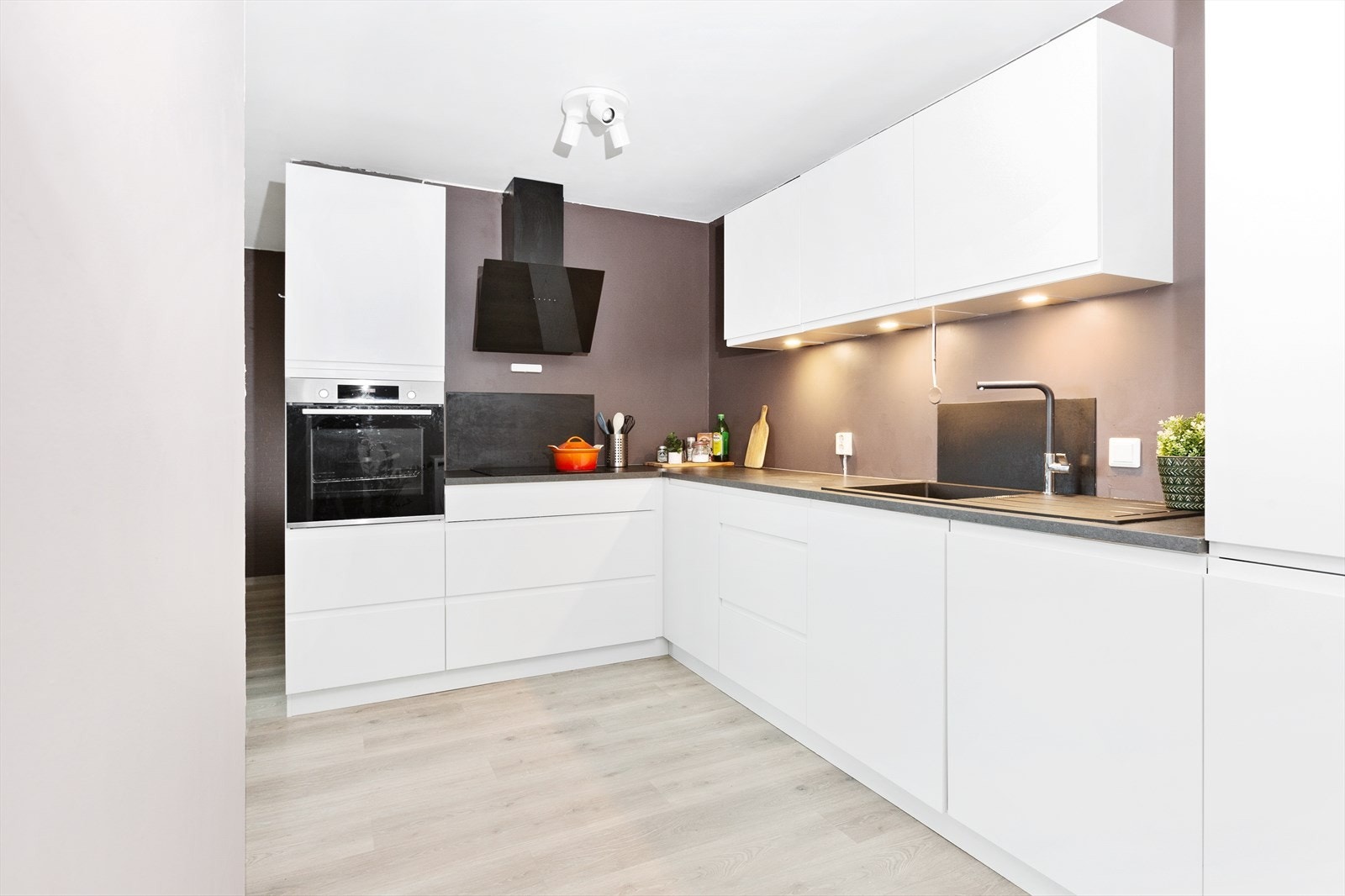 Delikat Kvik kjøkken fra 2019 med malte glatte fronter. Galleribilde