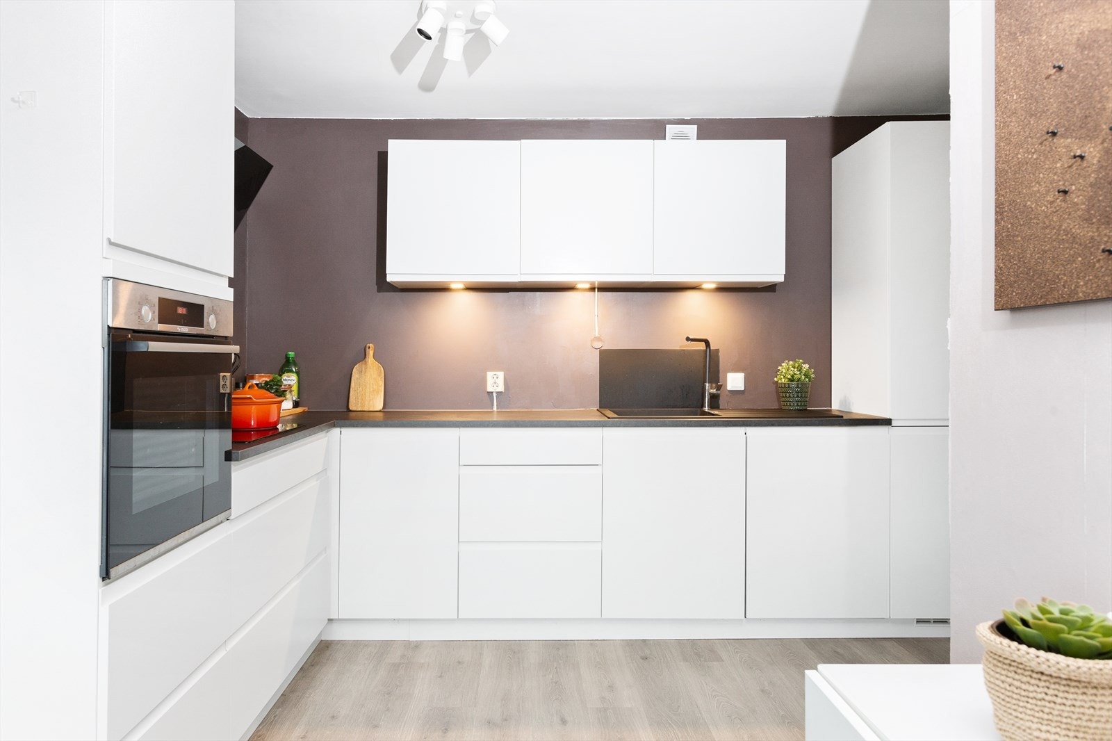 John-Andrè Rasmussen ved EiendomsMegler 1 Oslo Syd har gleden av å presentere Lusetjernveien 56! Galleribilde