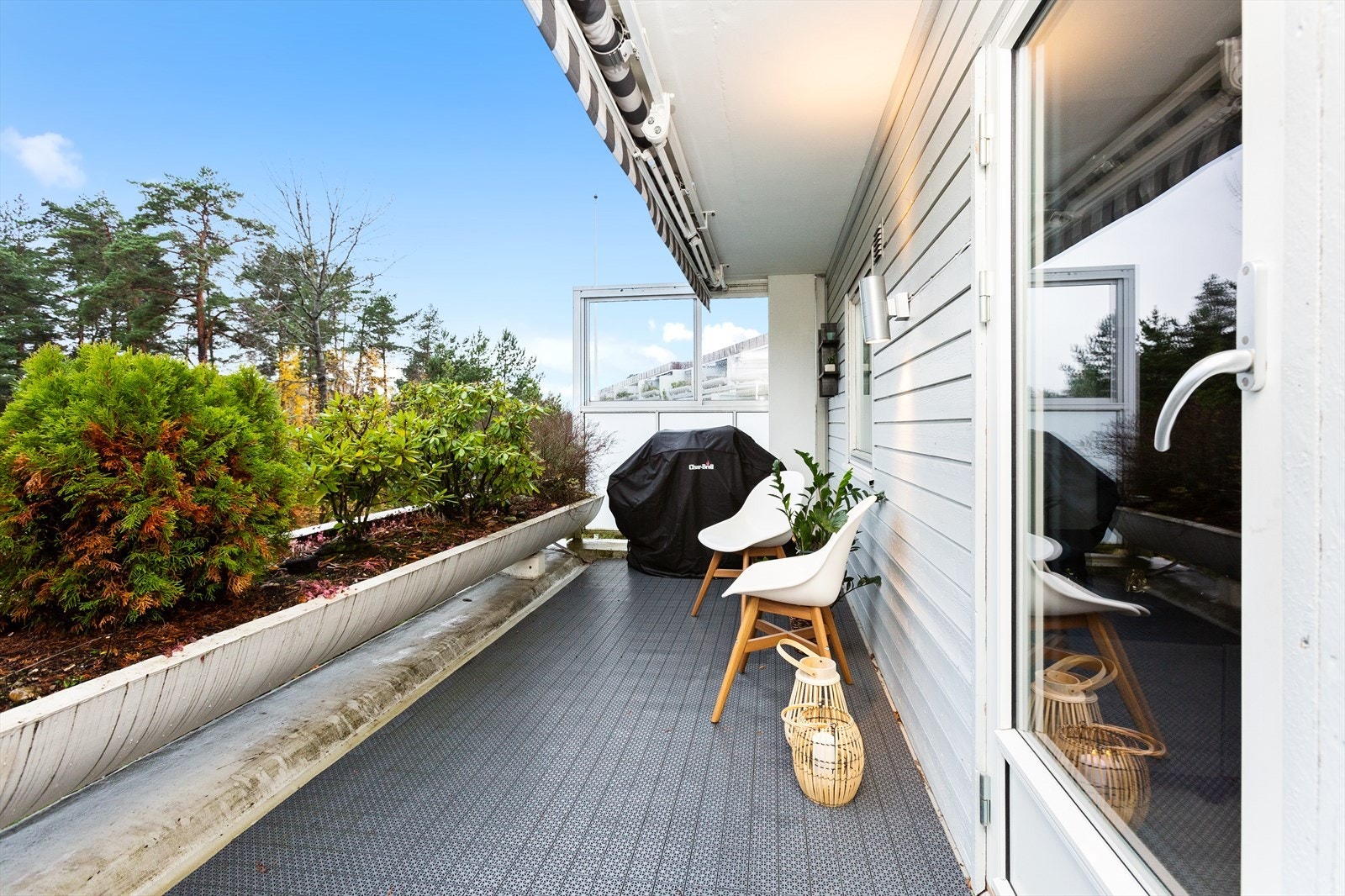 På sommeren er det gode solforhold på balkongen fra ca 09 til rundt 19. Galleribilde