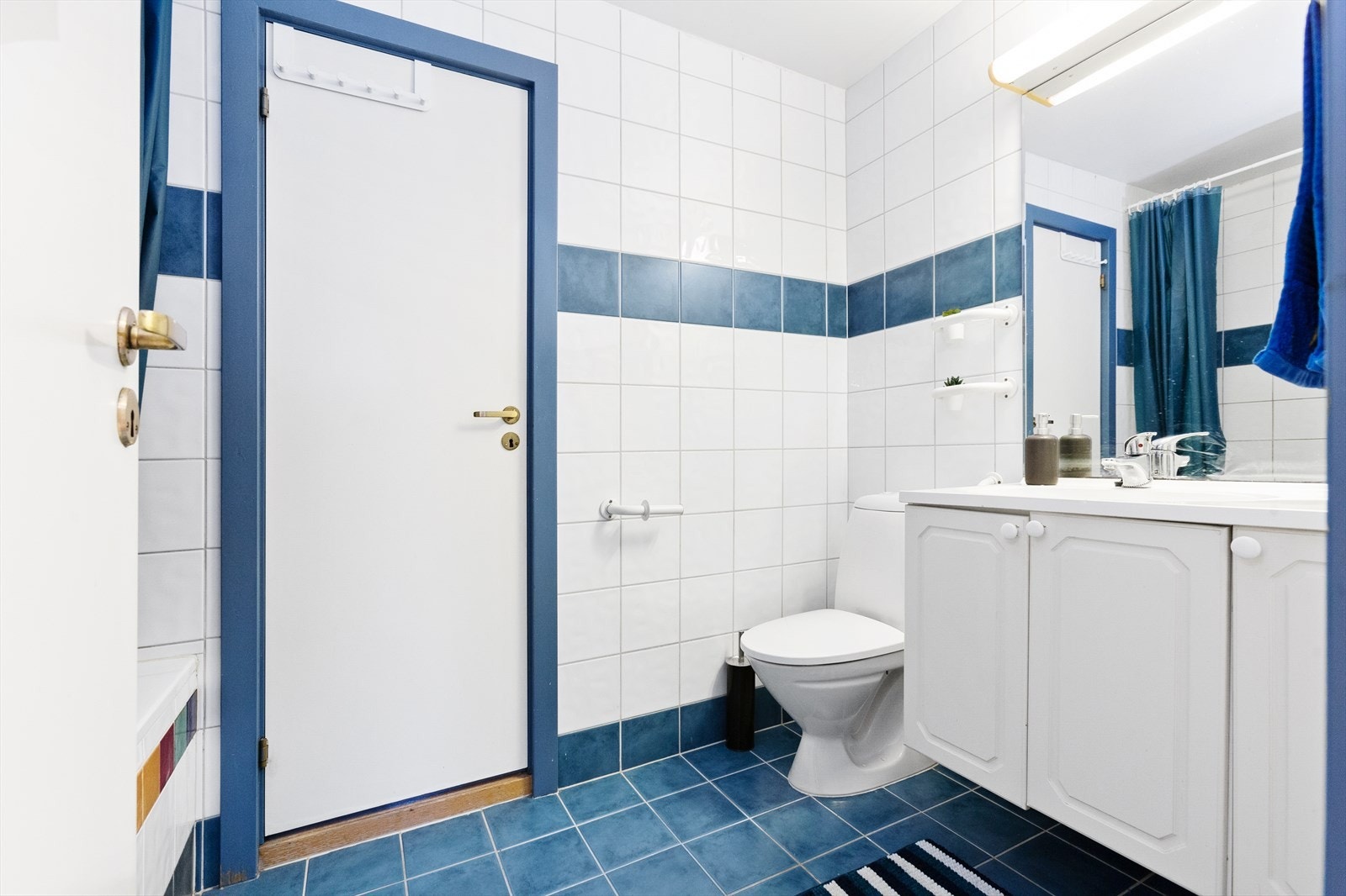 Våkne opp. Forberede seg på en ny dag. Møte fremtiden. Eller trekke seg tilbake, lukke øynene og legge dagen bak seg. Rom for forfengelighet og velvære - og drømmer av alle slag. Galleribilde