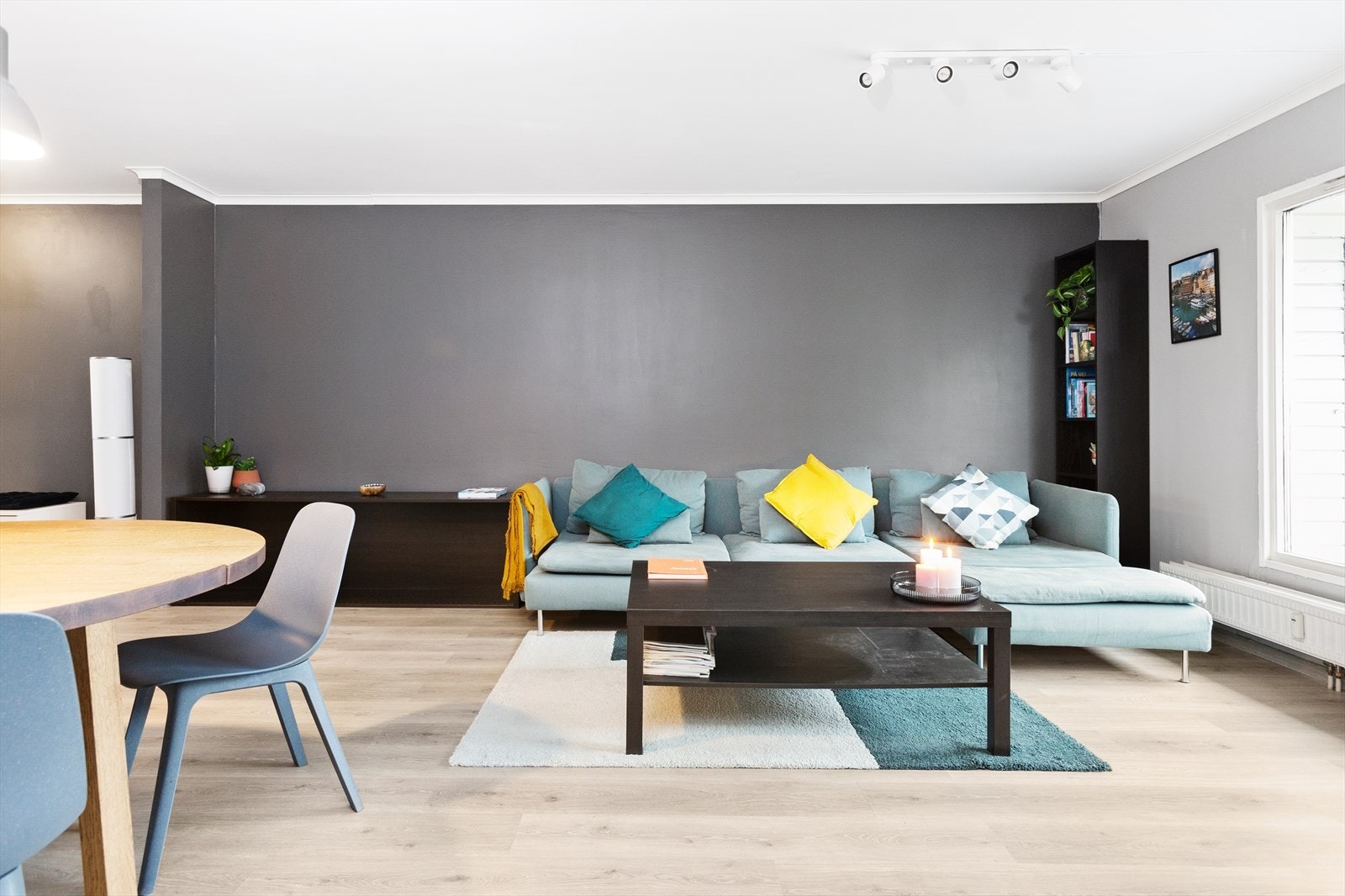 Dagligstue, TV-stue, spisestue... uansett fornavn er stuen et rom for avkobling og hygge. Alene eller i selskap med familie og venner. En invitasjon til gode opplevelser. Galleribilde