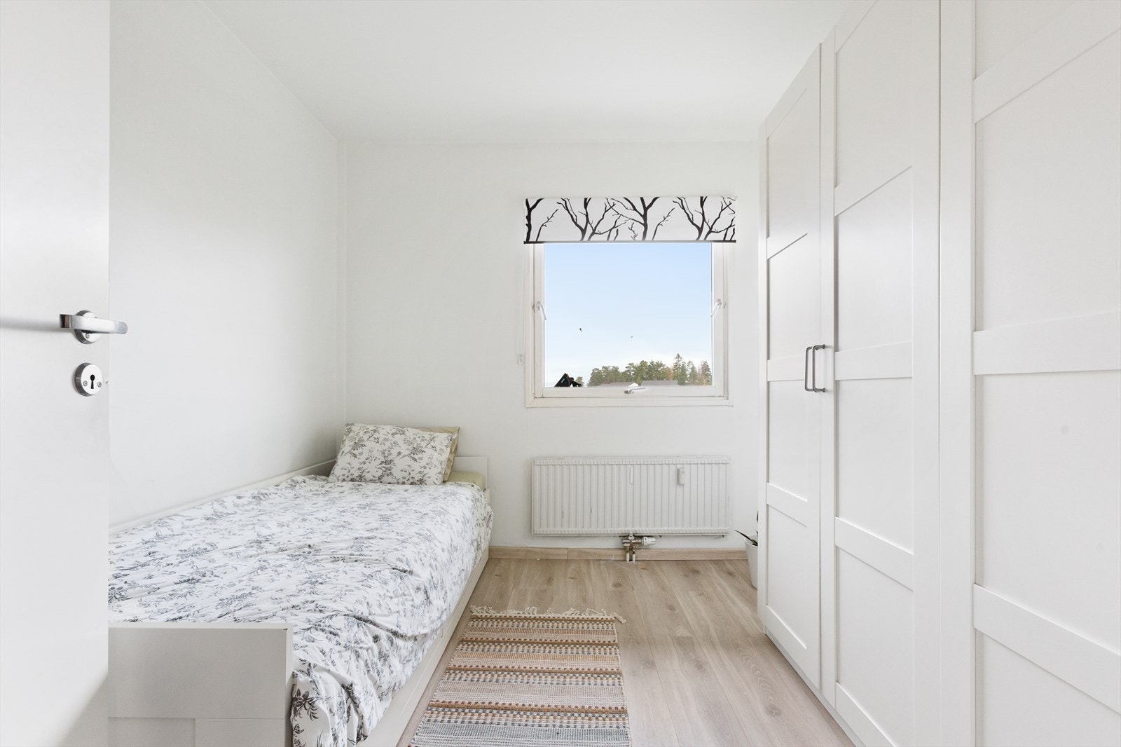 Soverom nr 2 med god plass til enkeltseng og tilhørende møblement. Galleribilde