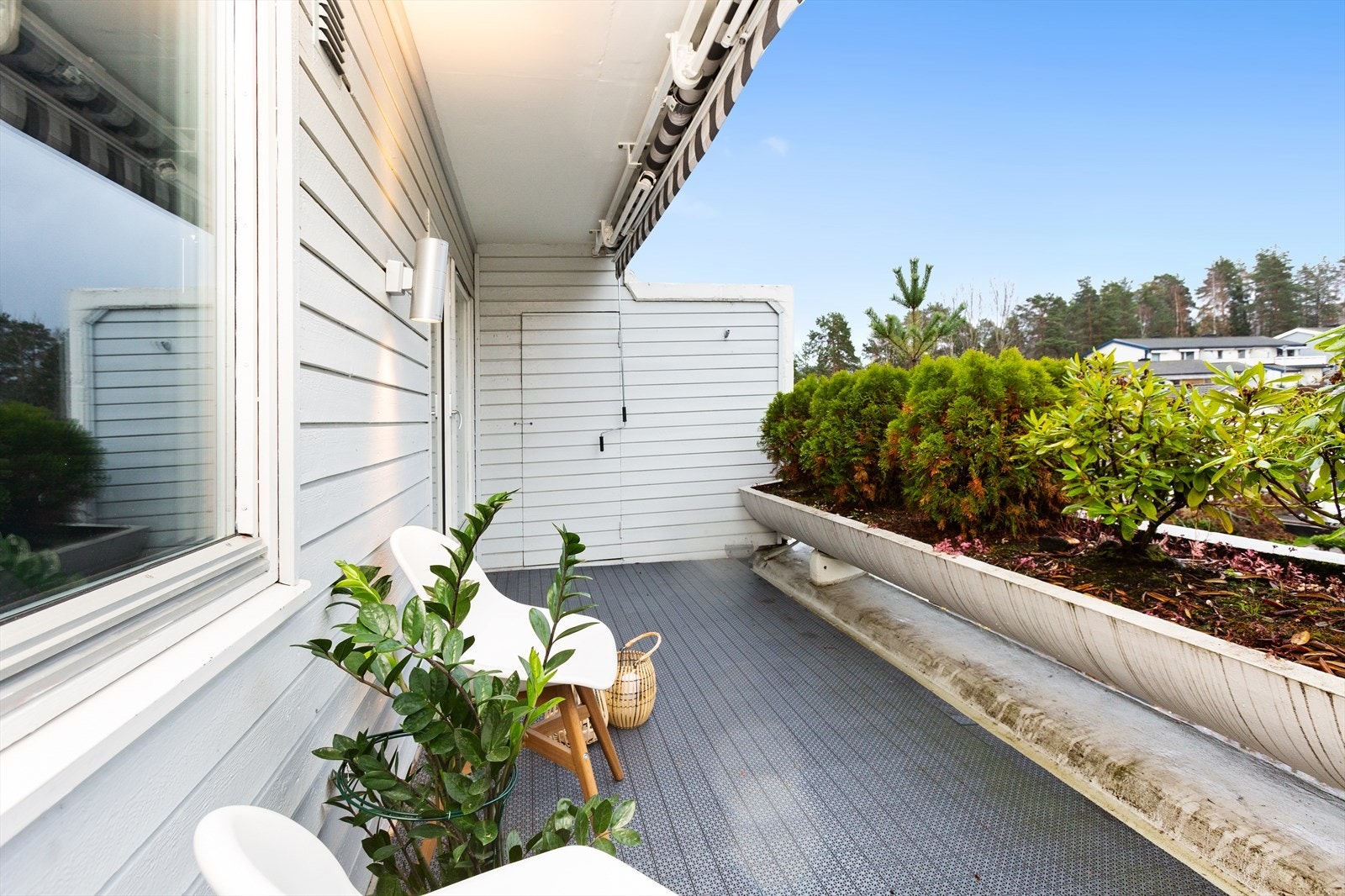 Fra stuen er det utgang til sydvestvendt og solfylt balkong på ca 12 m² med bod på ende på 2 m². Galleribilde