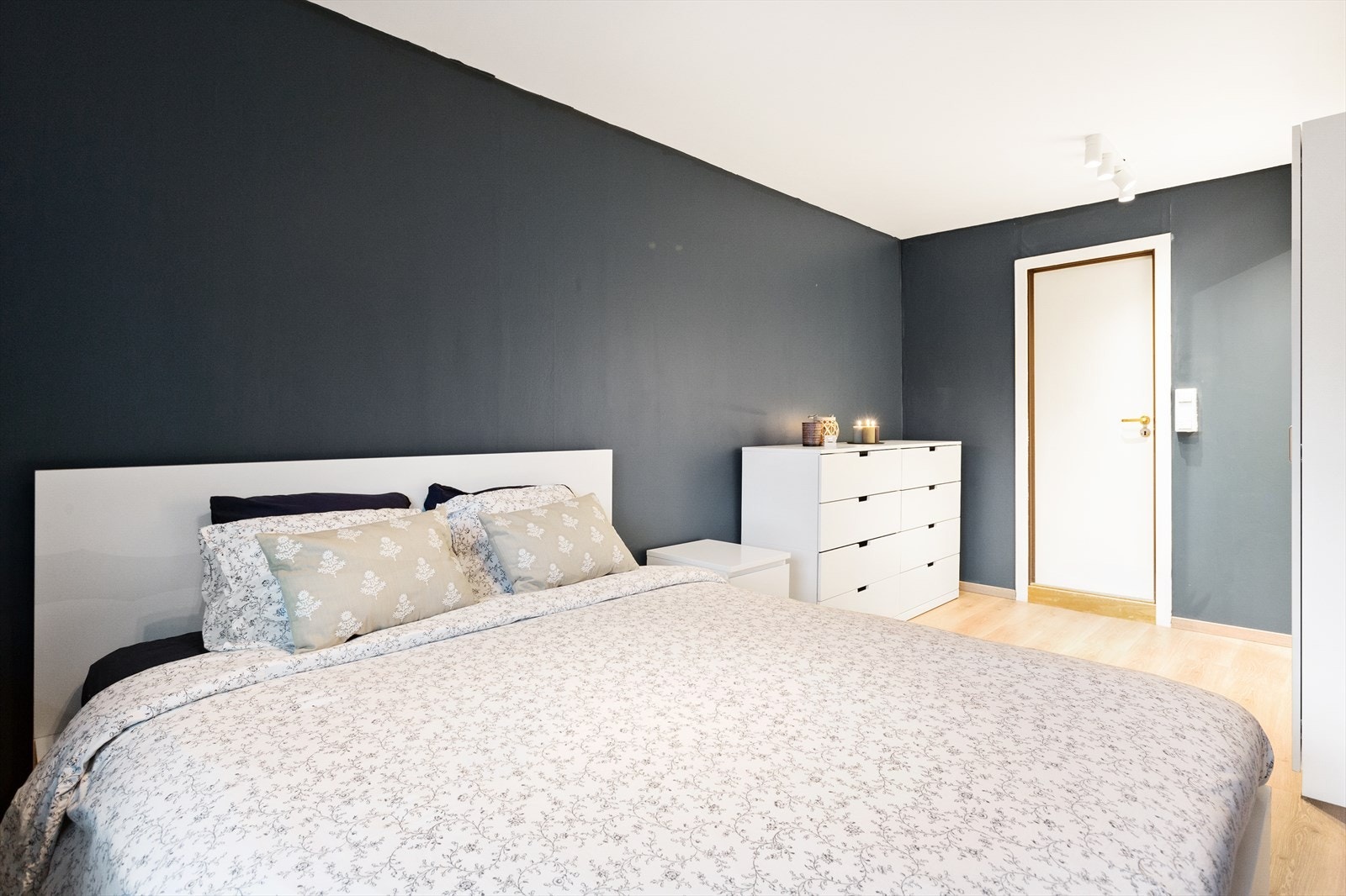 Hovedsoverom med god plass til dobbeltseng og tilhørende møblement. Galleribilde