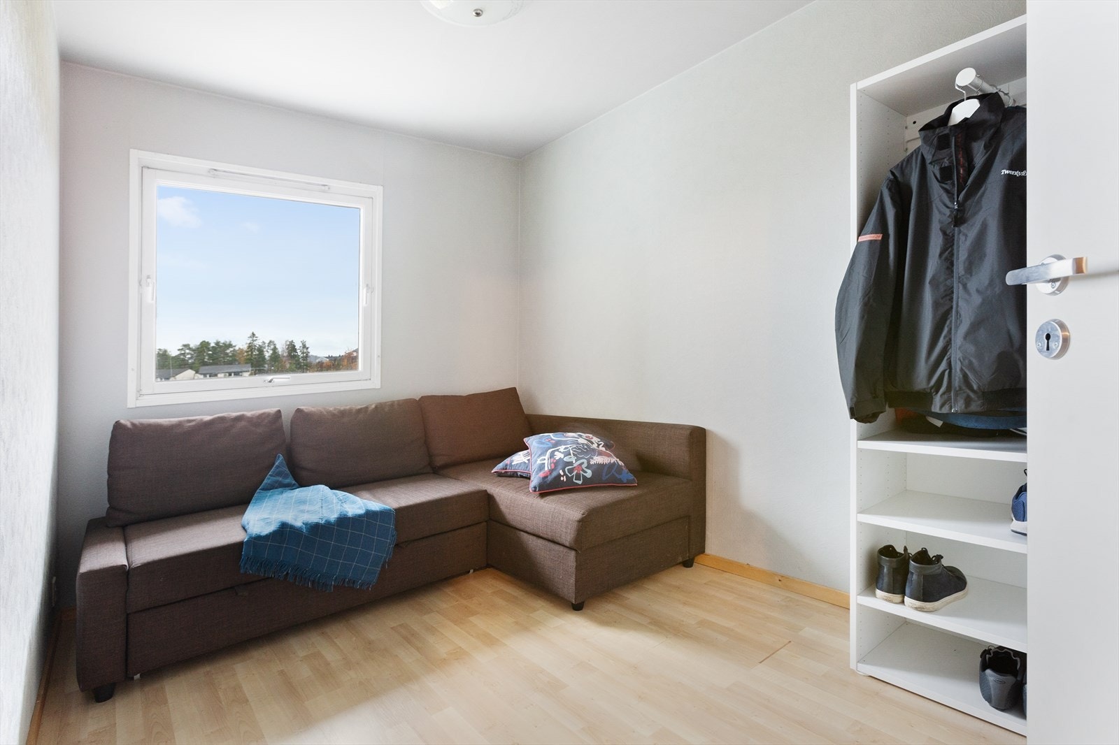 Soverom nr 3 med god plass til dobbeltseng og tilhørende møblement. Galleribilde