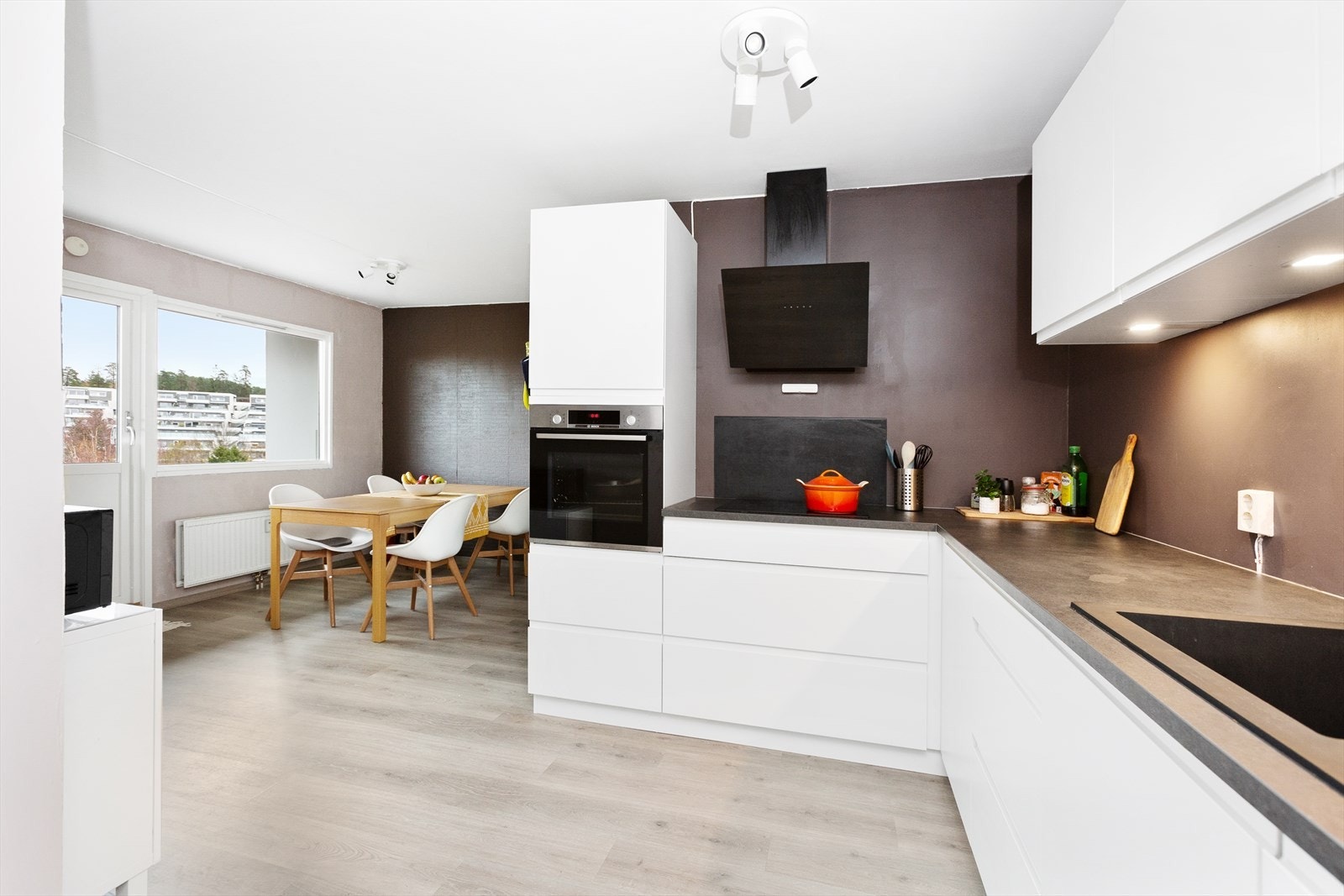 Te for to eller middag for mange. Gode smaker møter nye venner. Det begynner på kjøkkenet. Med friske råvarer, en klype inspirasjon og en smule tålmodighet. Krydder etter smak. Galleribilde