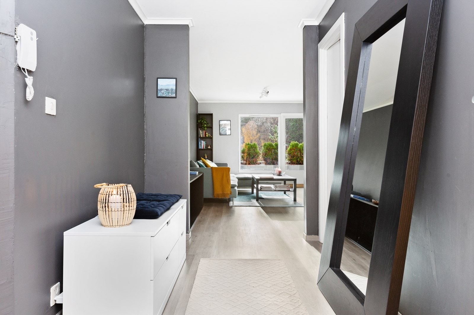 Inngang, utgang, oppgang, entrè... Et sted og sette fra seg paraplyen, rette litt på sveisen og glede seg til å gå ut. Eller bli invitert inn. Førsteinntrykket som skaper forventninger. Galleribilde