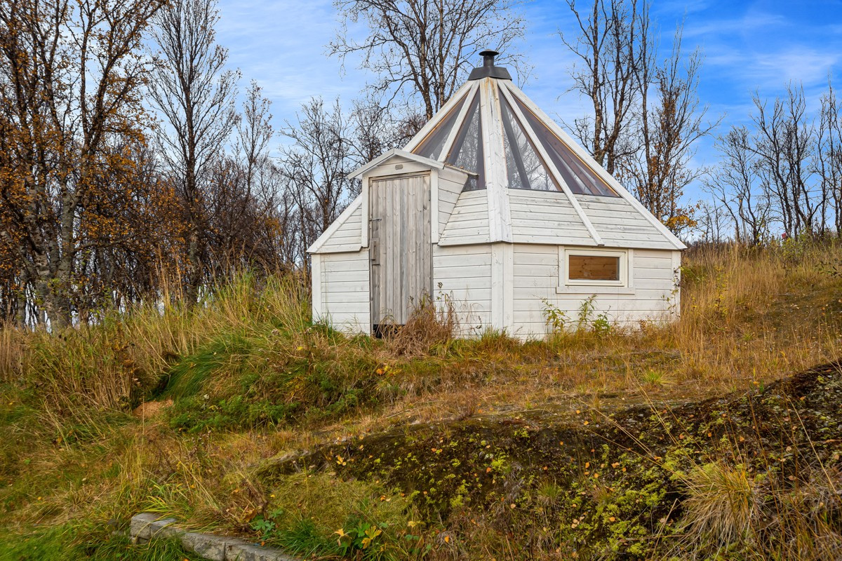 Eiendommen har to isolerte lavvoer med vedovn og plass for forskjellig innredning.