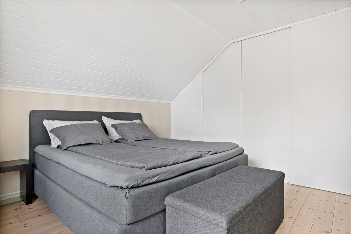 Praktisk skyvedørsgarderobe med god lagringsplass.