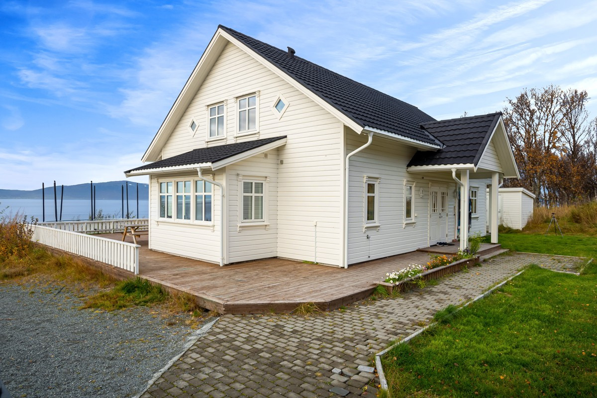 Terrassen har nydelig utsikt utover havet og går rundt nesten hele huset slik at man kan flytte seg etter sol og værforhold.