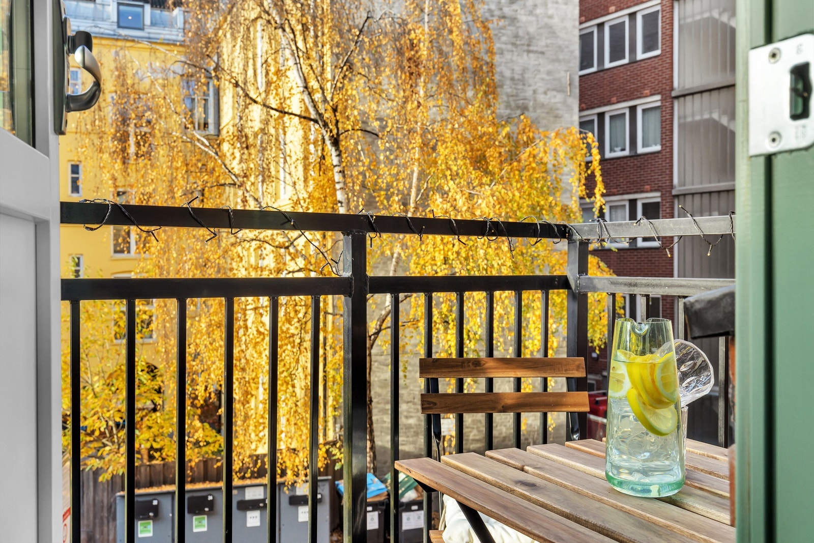 Iht. selger er det sol på balkongen fra ca. 12 til 20 på sommerstid. Galleribilde