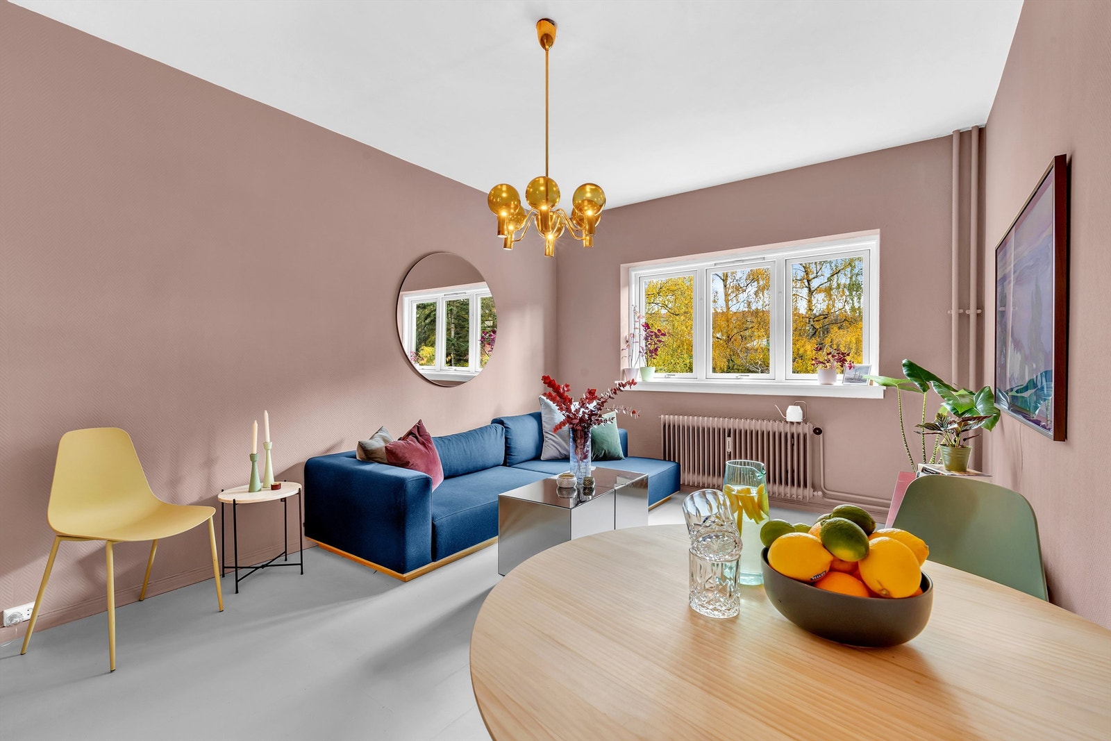 Et fantastisk oppholdsrom med god plass til sofagruppe og tv-møblementer, samt en praktisk spiseplass. Galleribilde