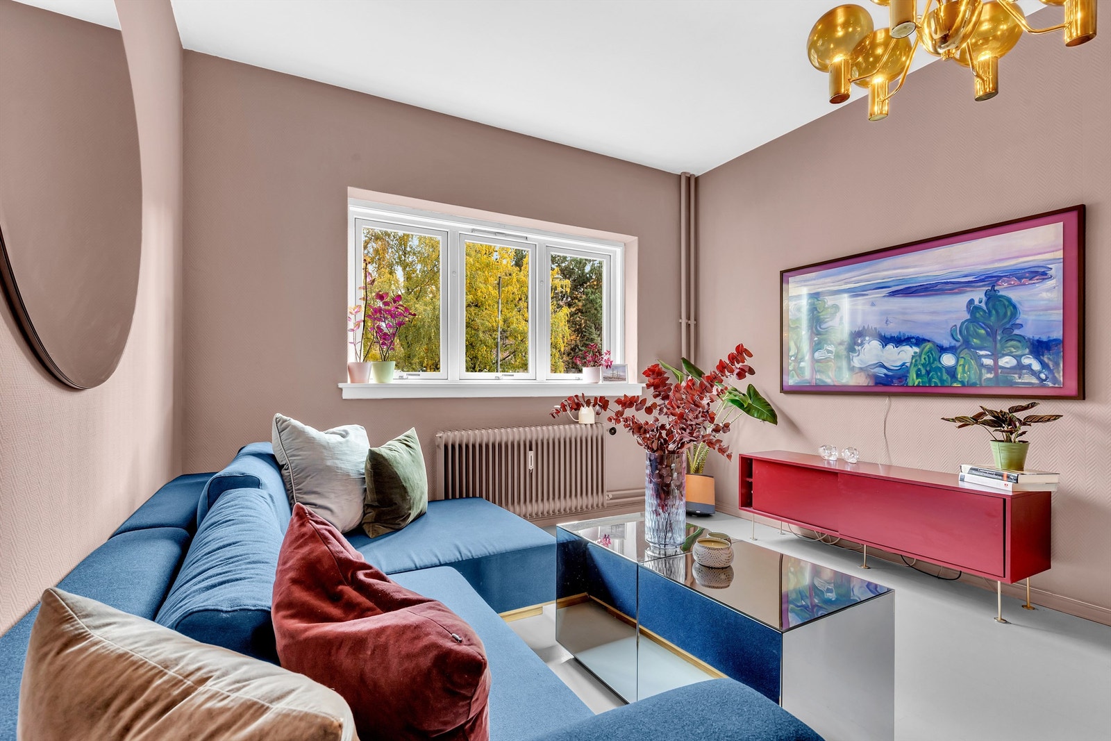 Boligen varmes opp via radiatorer tilknyttet sentralfyr, noe som gir lavere og mer forutsigbare strømutgifter. Galleribilde