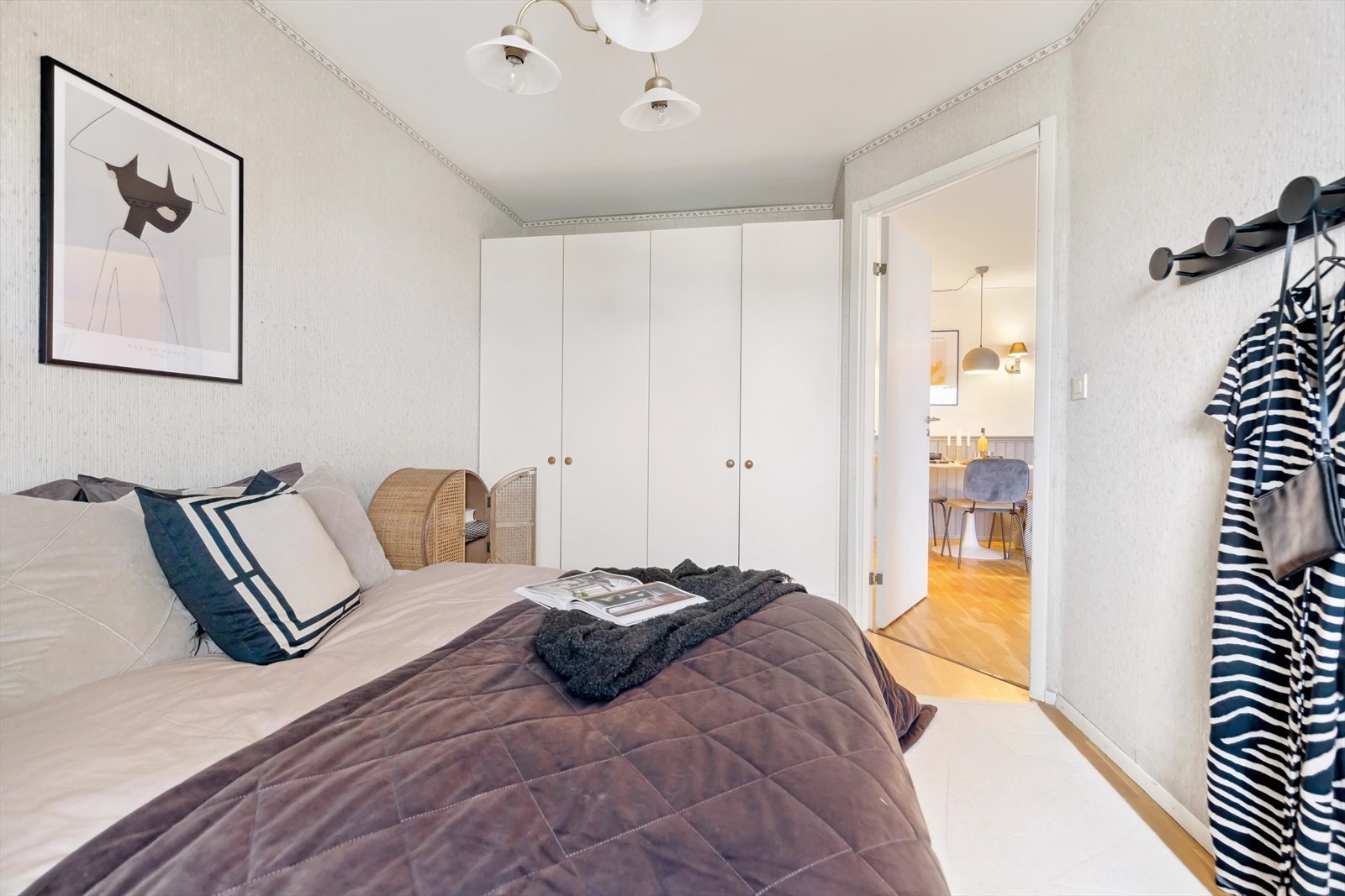 Rommets utforming gir god plass til garderobeskap Galleribilde