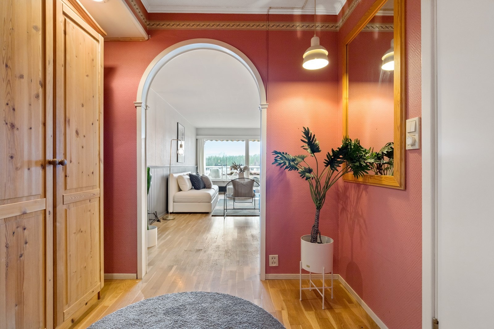 Velkommen inn! Boligen har en romslig entré som gir god plass til garderobeskap. Galleribilde