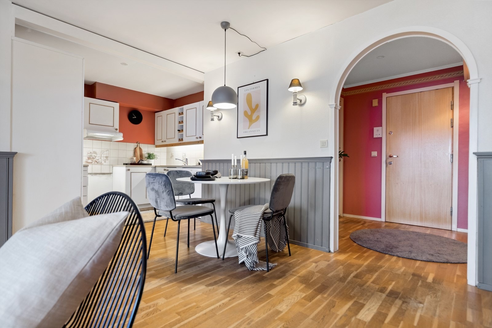 Boligens kjøkken er delvis adksilt fra stuen, samtidig som det fortsatt er mulighet til å underholde gjester mens man kokkelerer Galleribilde