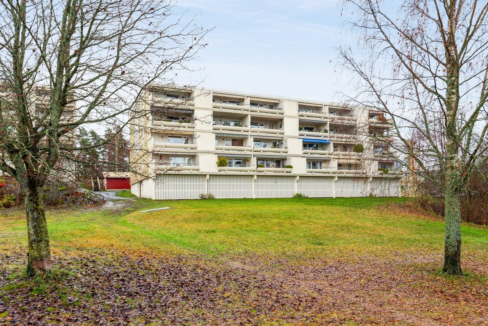 Skullerudveien 89 ligger i et romlig og etablert område på Skullerud. Her bor man i kort avstand fra offentlig kommunikasjon, servicetilbud samt naturskjønne omgivelser i Østmarka Galleribilde