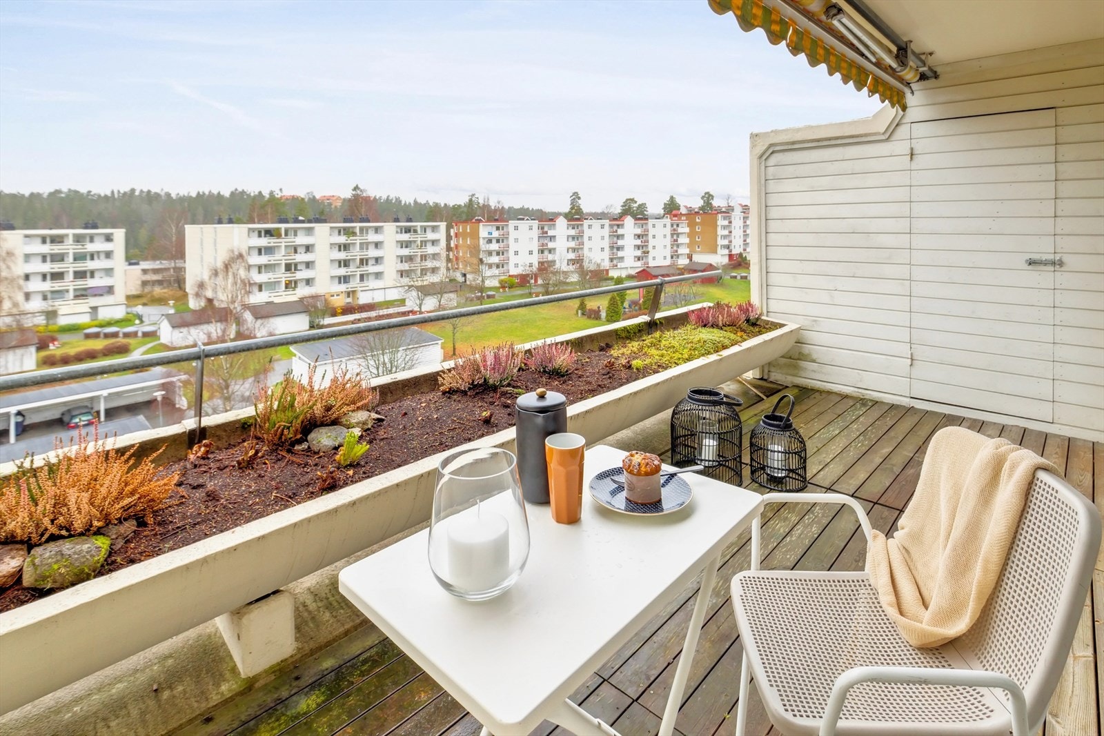 Balkongen gir god plass til utemøblement. Her er det også en praktisk utebod hvor man kan lagre forskjellig Galleribilde