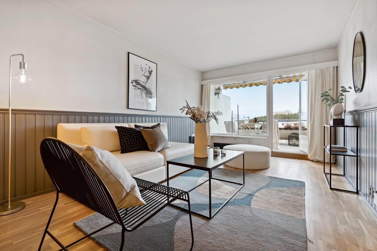 Stuens utforming gjør det enkelt å møblere slik man selv ønsker, og gir rom for store sittegrupper hvor man kan samle venner og familie Galleribilde