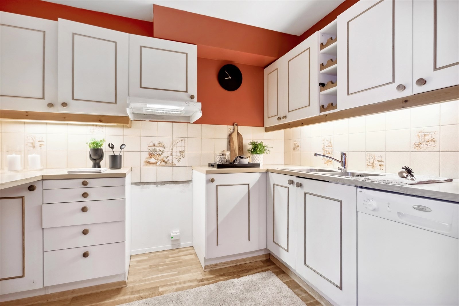 Kjøkkenet er preget av profilerte fronter, nisjer til hvitevarer og nedfelt oppvaskkum. Galleribilde