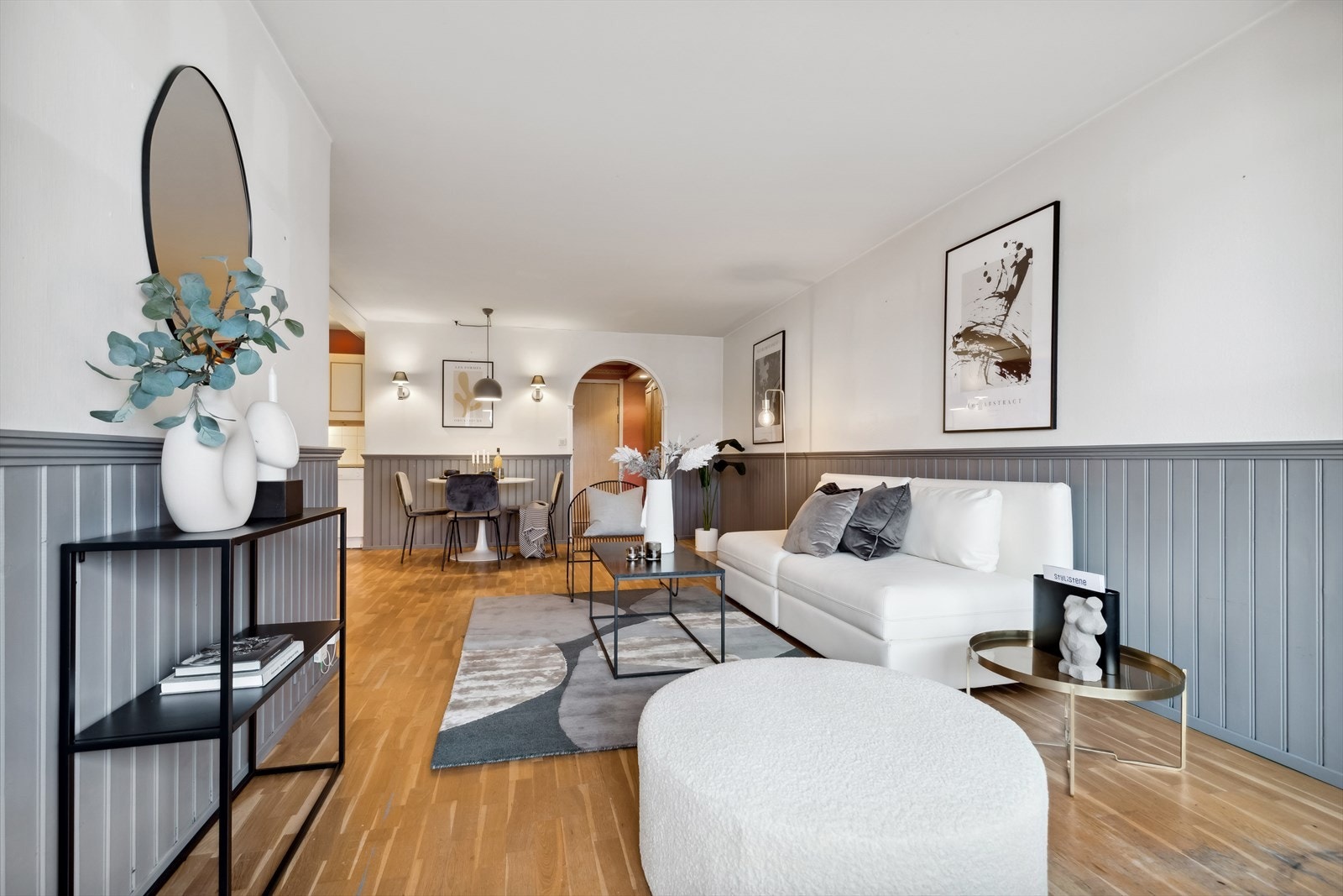 Her kan man dele stuen inn i to soner, til spise- og sofagruppe Galleribilde