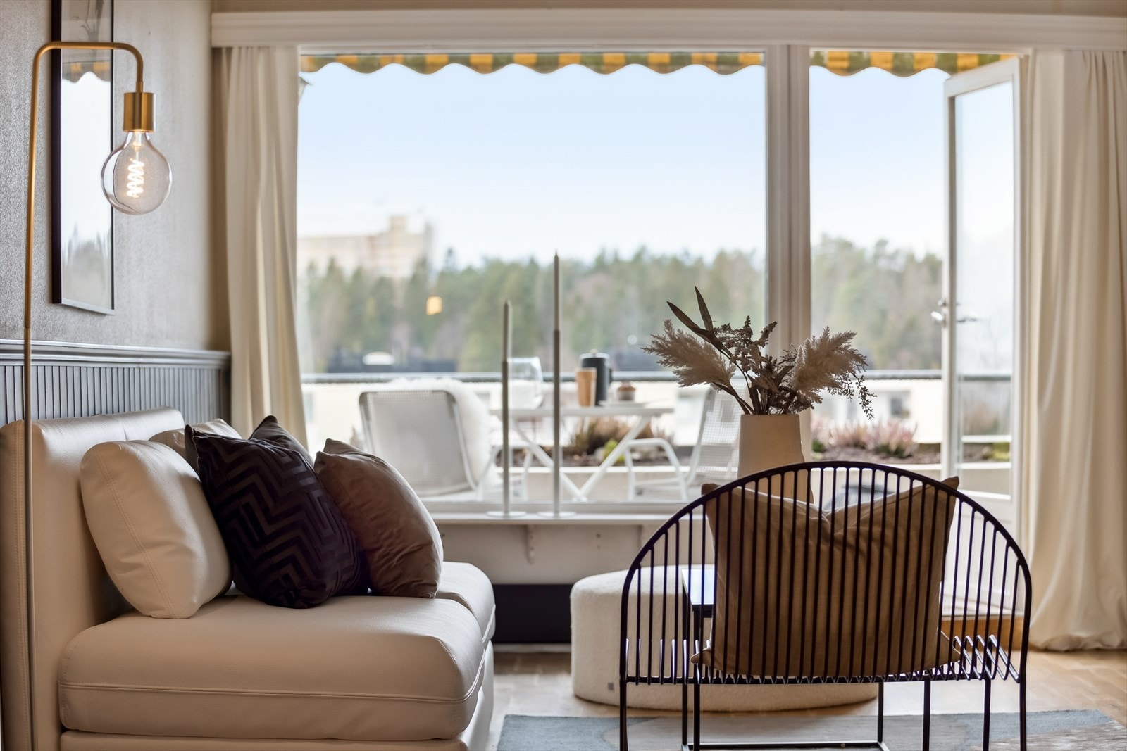 Fra stuen er det utgang til boligens solrike balkong Galleribilde