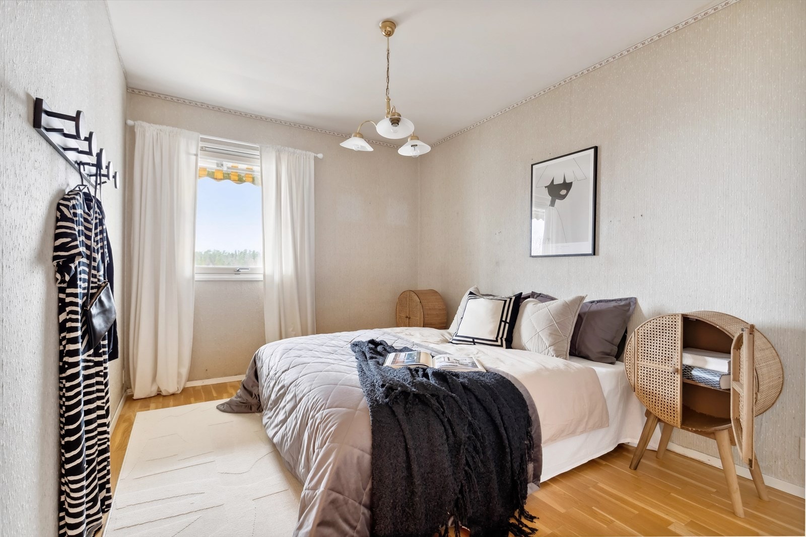 Soverommet i boligen er romslig og gir god plass til dobbeltseng, samt annet møblement Galleribilde