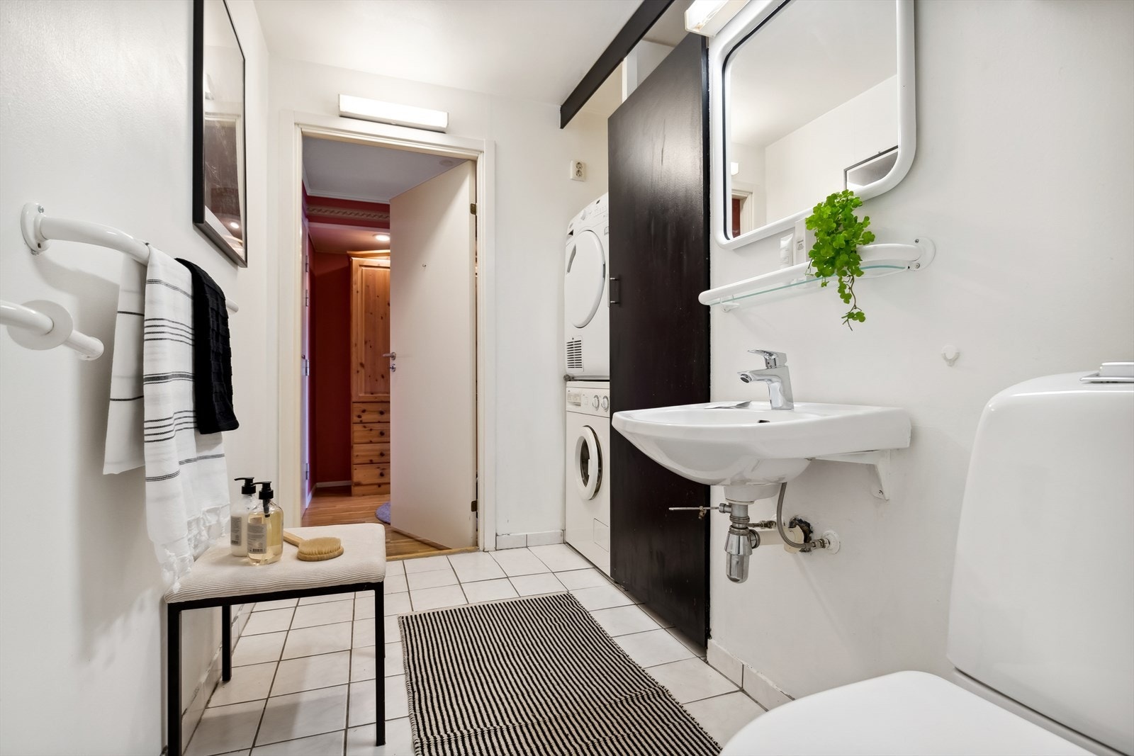 Badet har praktiske nisjer hvor man kan plassere vaskemaskin og tørketrommel. Gode lagringsmuligheter i høyskap Galleribilde