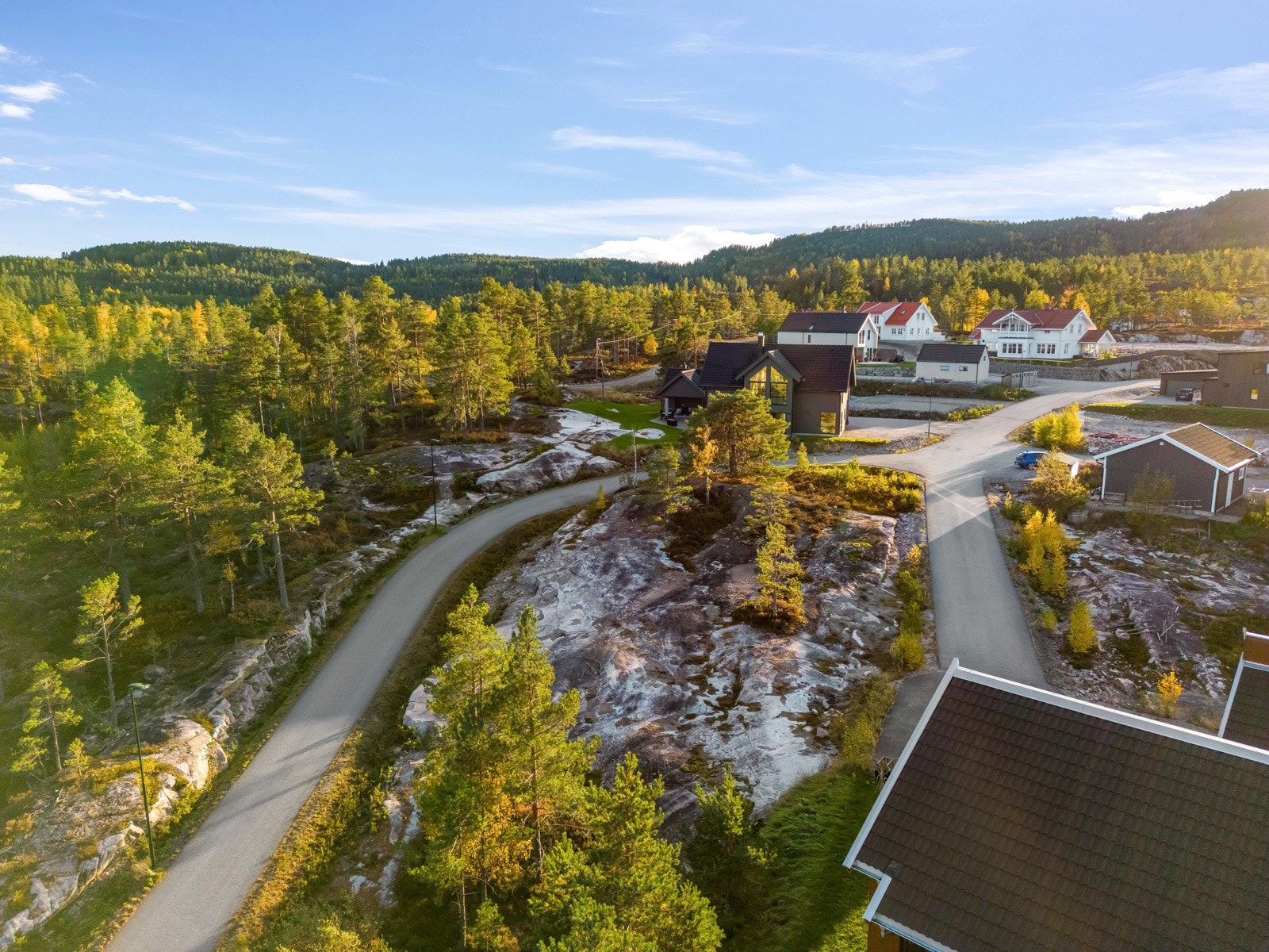 Vei, vann- og avløp ligger tilgjengelig ved tomtegrensen, men det er ikke opparbeidet innkjørsel. Det er også lagt trekkerør til fibernett. Galleribilde