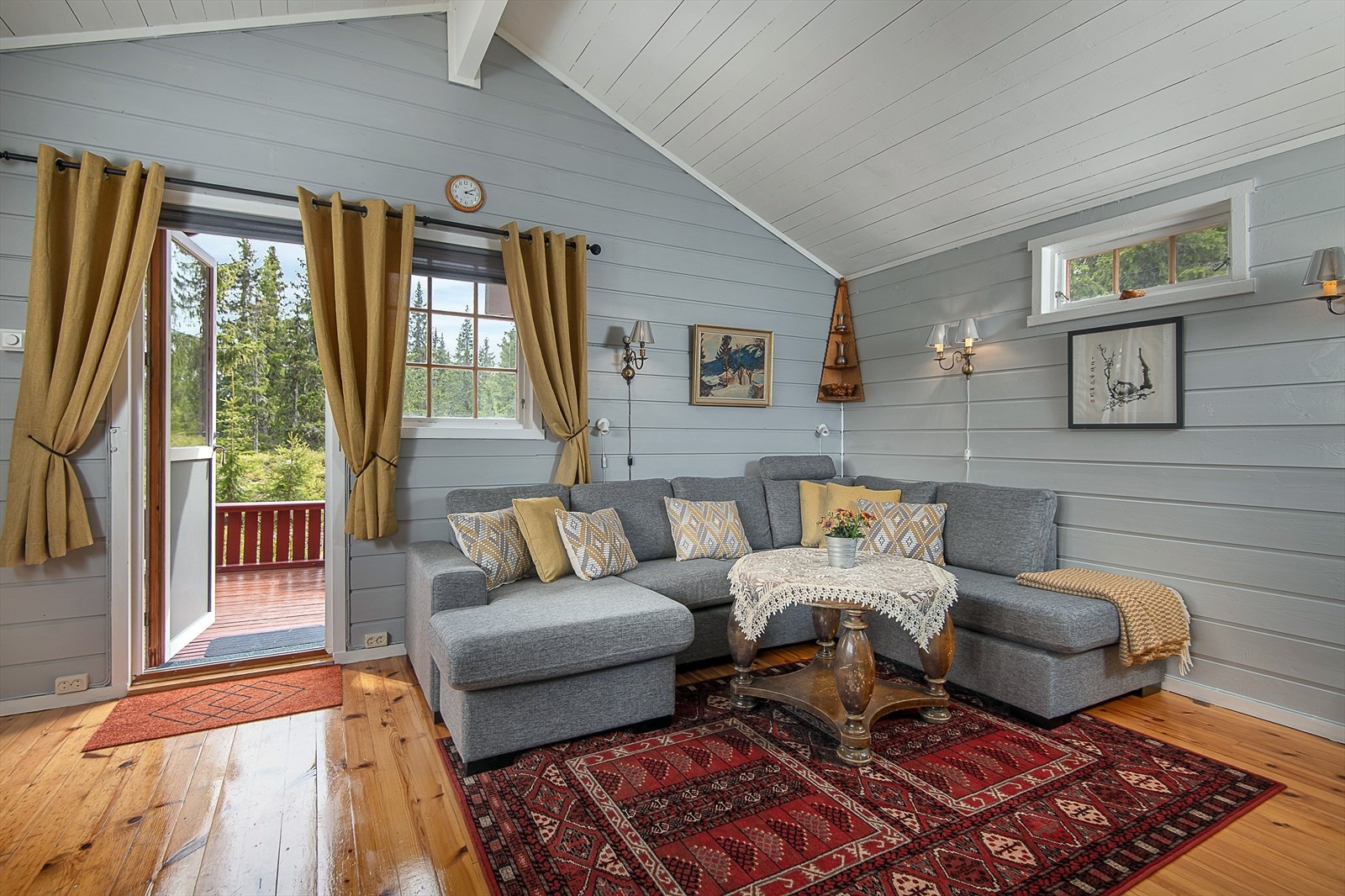 Fra vinduene har du utsyn til skog og mot Nordseter sentrum, og det er dør til overbygget veranda. Galleribilde