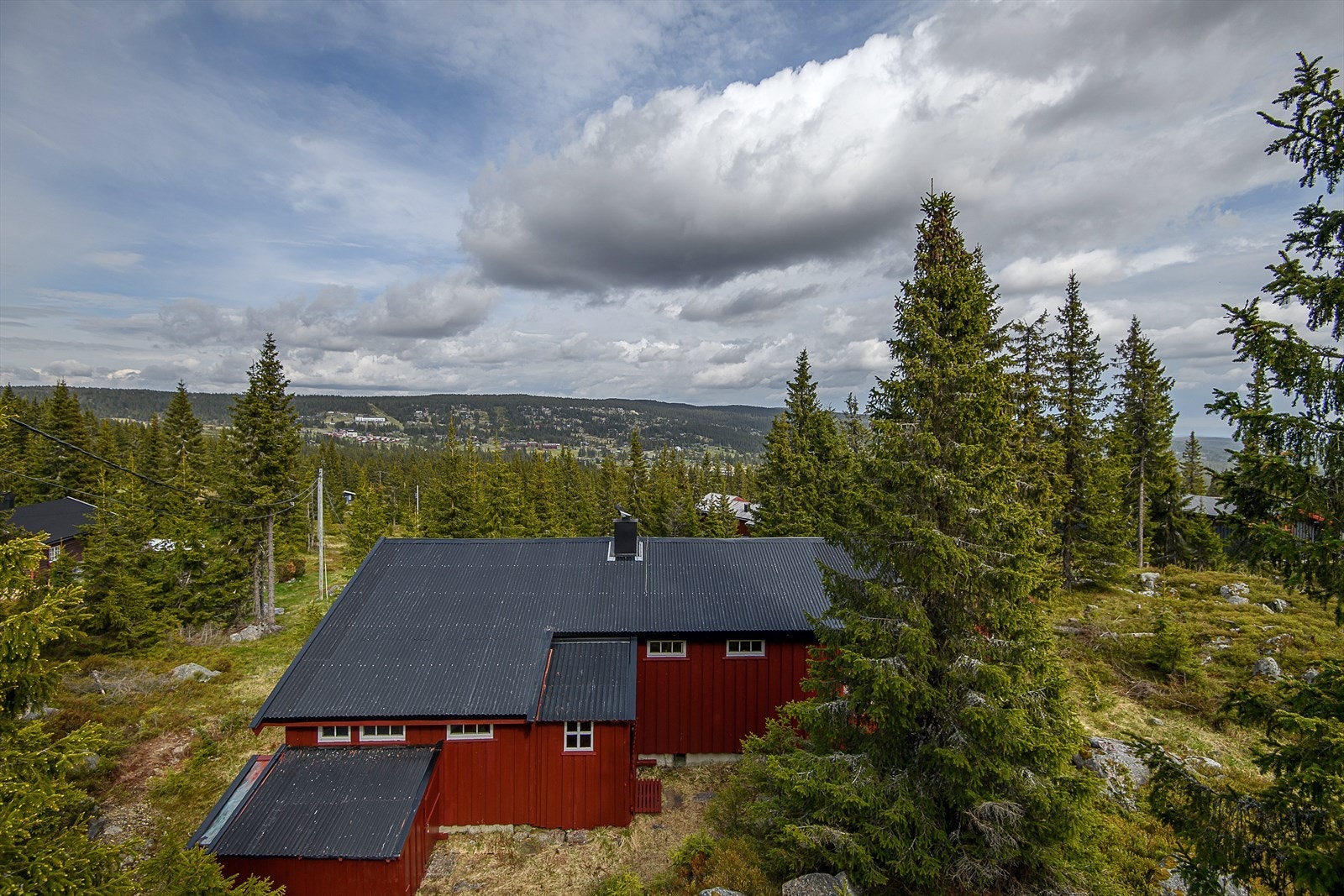 Hytta ligger høyt og fritt i terrenget. Galleribilde