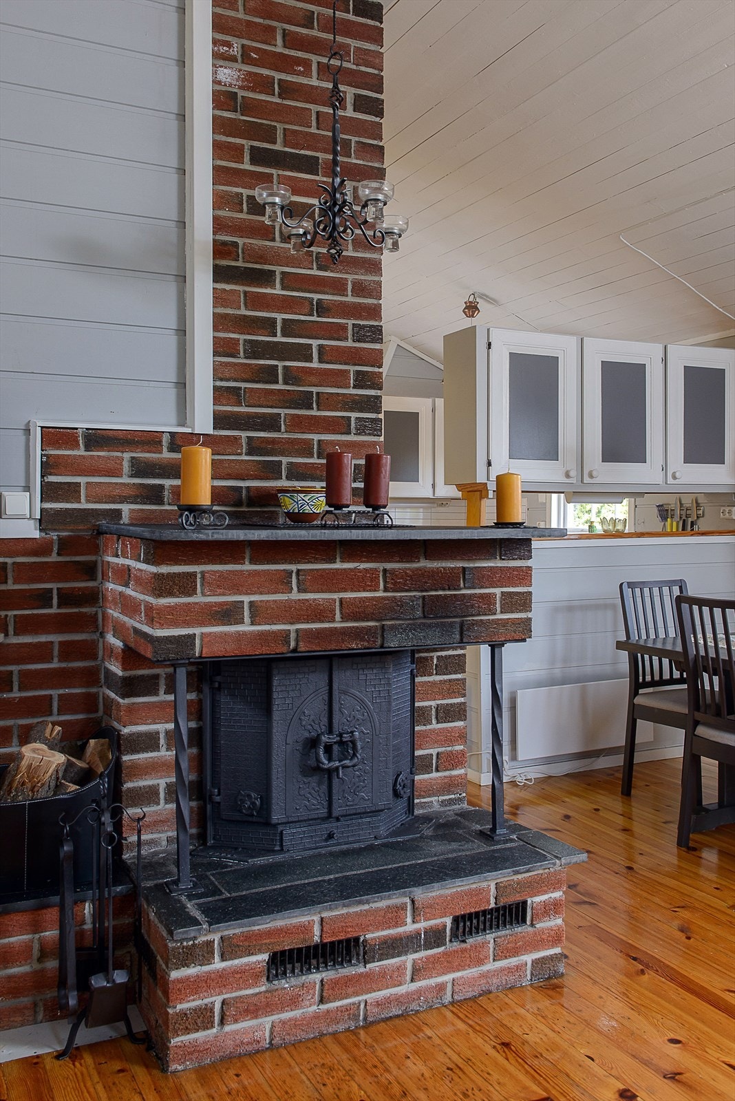 Sentralt i rommet er det en peis, der knitrende flammer kan nytes fra et hyggelig sofahjørne. Galleribilde