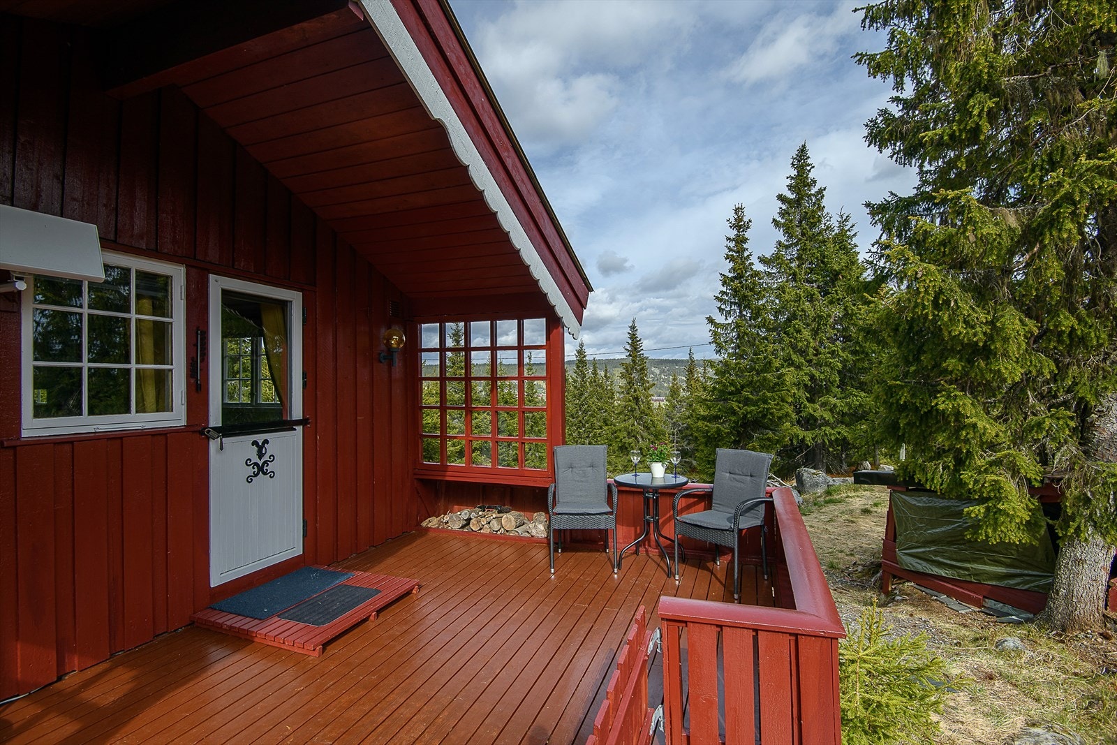 Verandaen er solvendt og det er god plass til både venner og kjente. Galleribilde