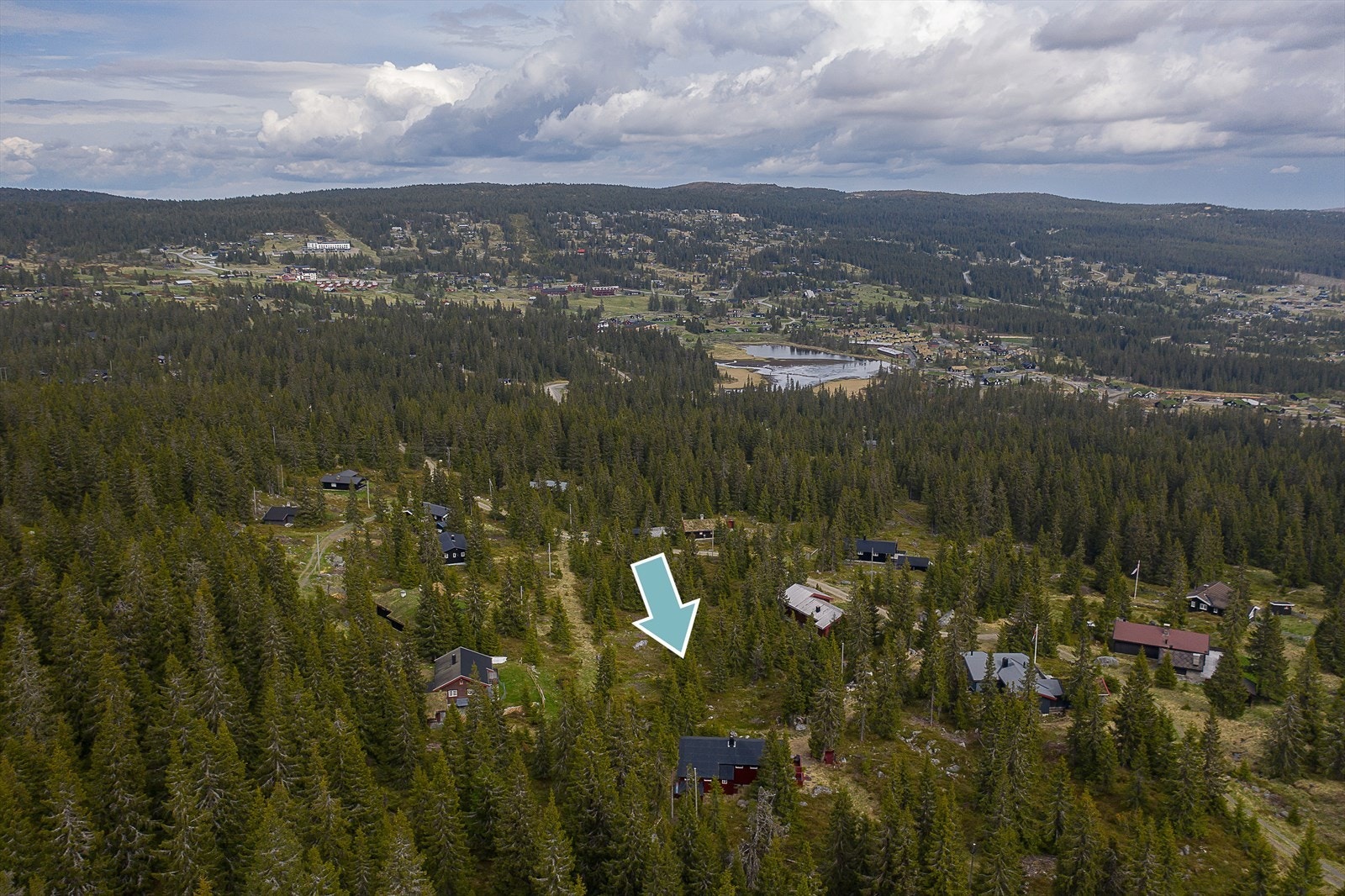 Hytta ligger i et populært og naturskjønt hytteområde på Nordseter ca. 7 km fra Sjusjøen på Lillehammer. Galleribilde