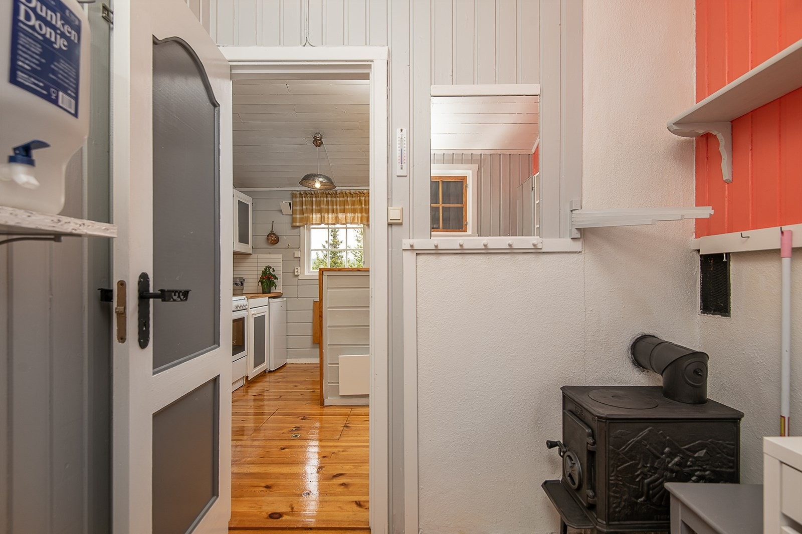 En effektiv vedovn holder rommet godt og varmt og tørker våte skiklær. Galleribilde