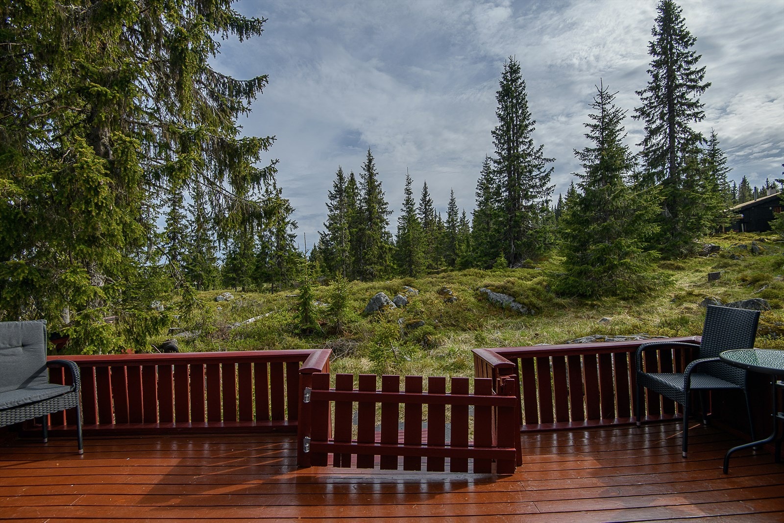 Terrassen er usjenert og har god plass til hele familien. Galleribilde