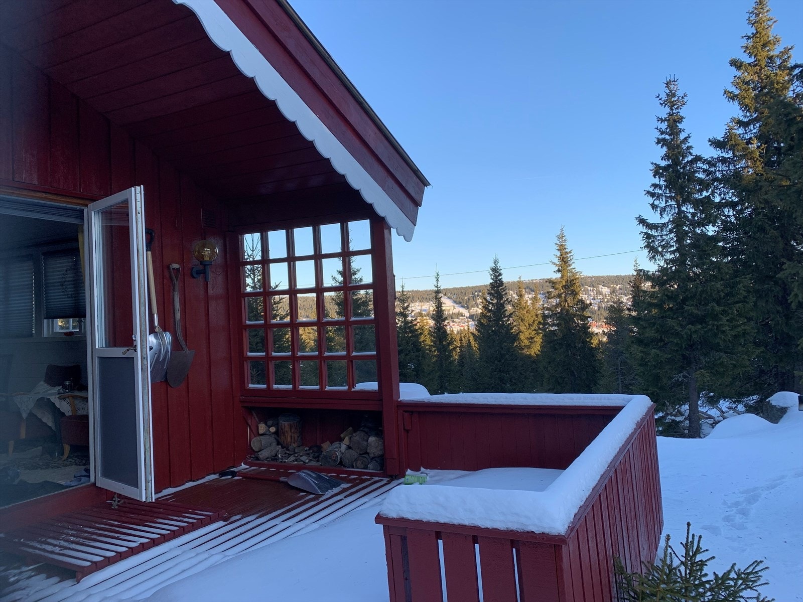 Hytta har like pen utsikt på vinteren. Galleribilde