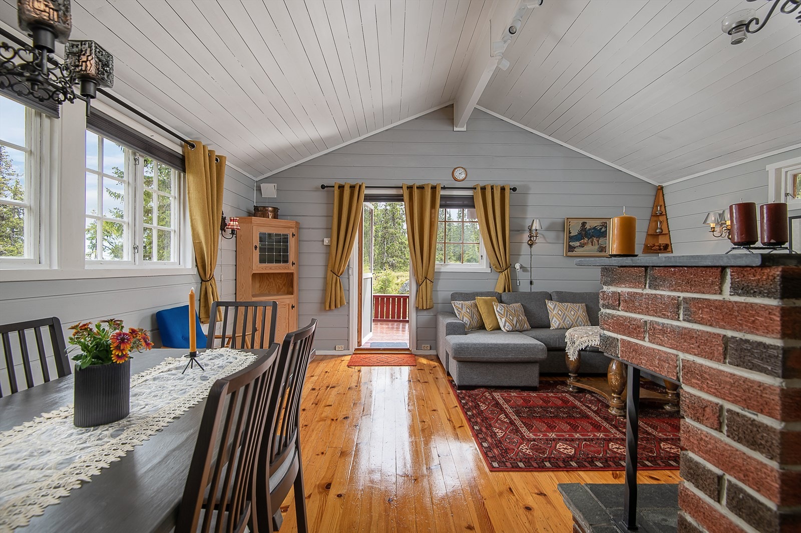 Stuen er luftig med åpen himling og gjennomgående dagslys. Galleribilde